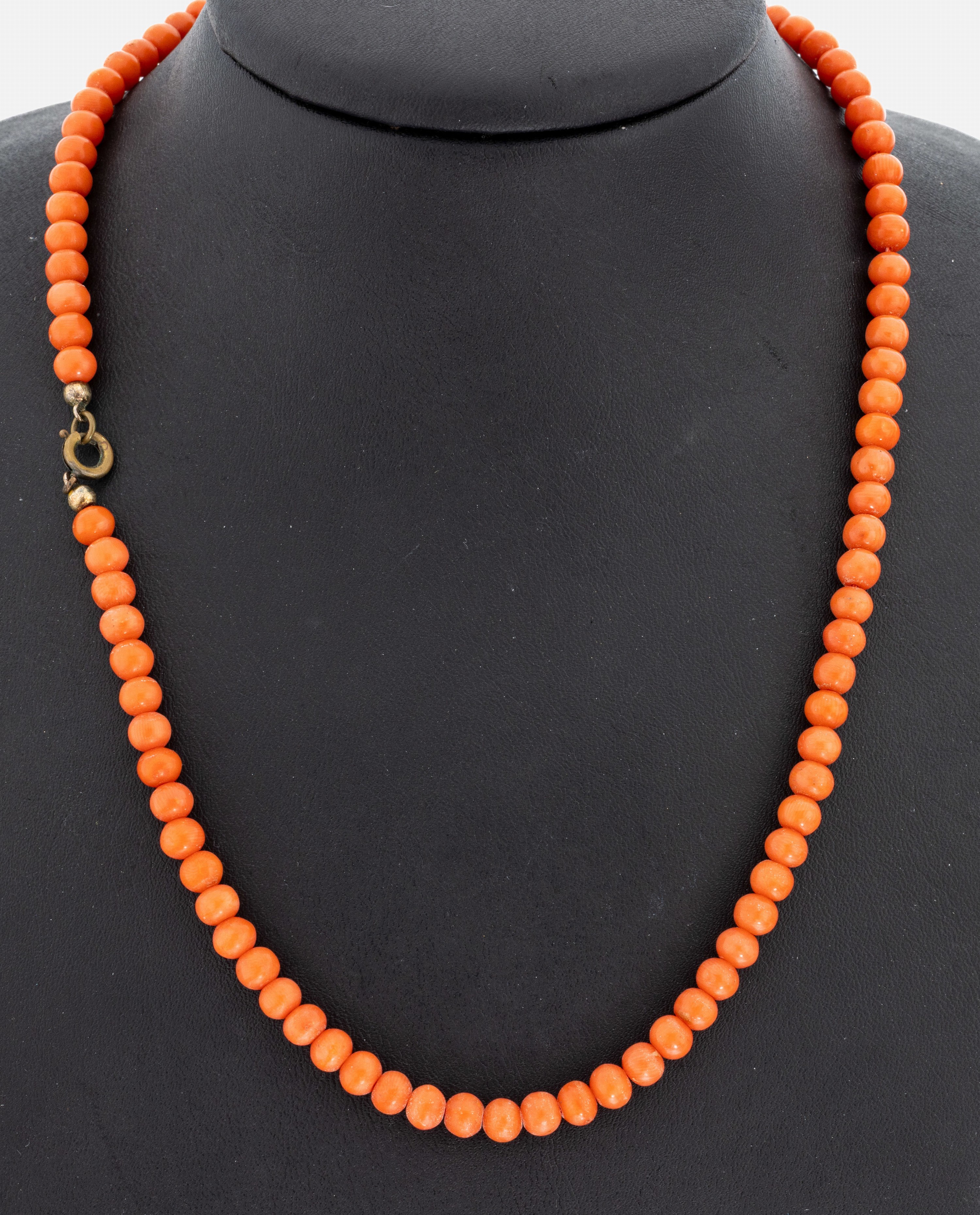 Image 27063846 - Coral-necklace , coral-spheres, diam. approx. 5.5 mm, l. approx. 46 cm, bolt ring clasp ...