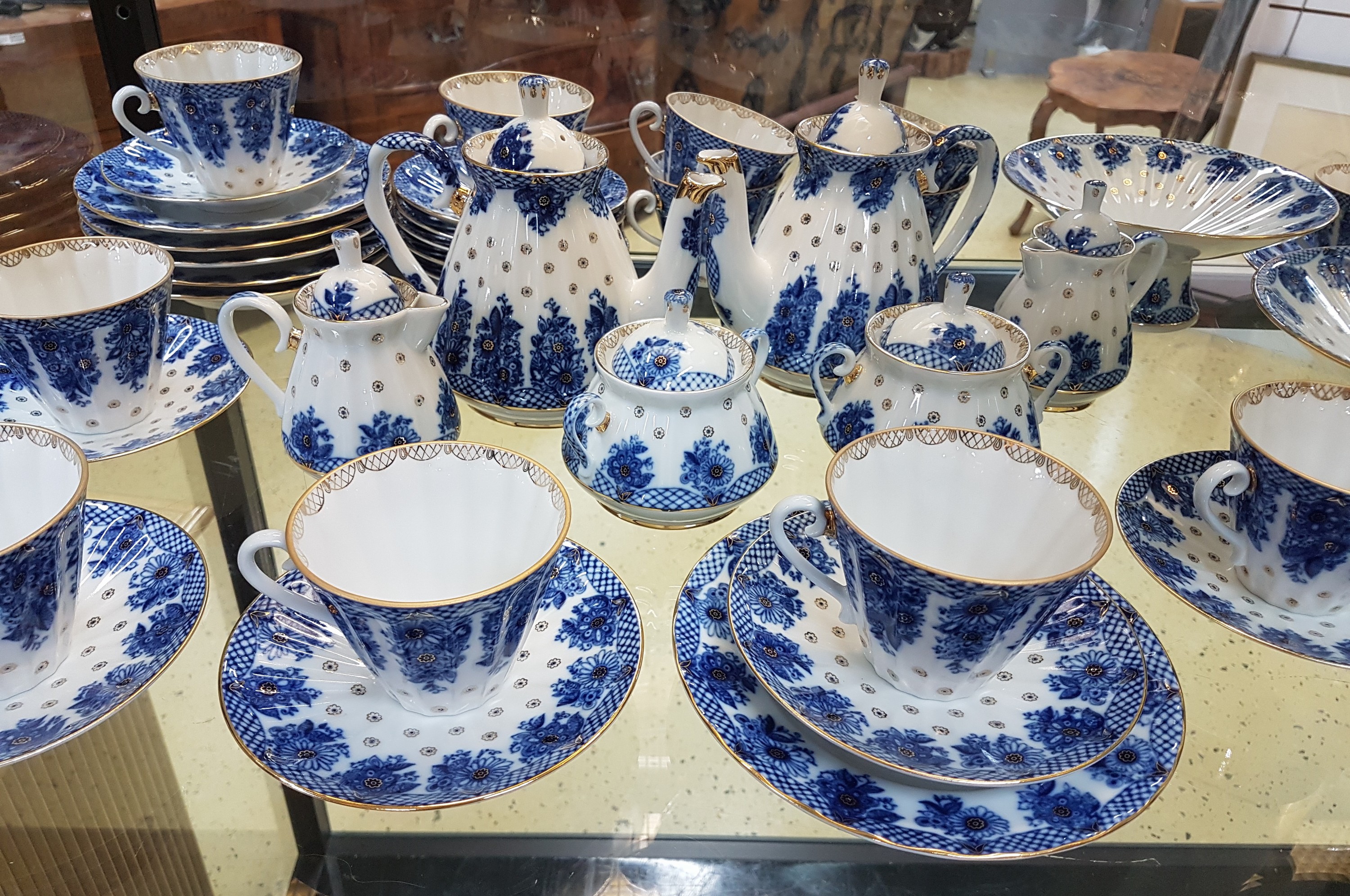 Detail a: Kaffeeservice, Lomonossov, für, 12 Personen, St. Petersburg, 12 Kaffeetassen mit Untertassen, 12 Kuchenteller, 2 Kannen, 2 Zuckerdosen, 2 ...