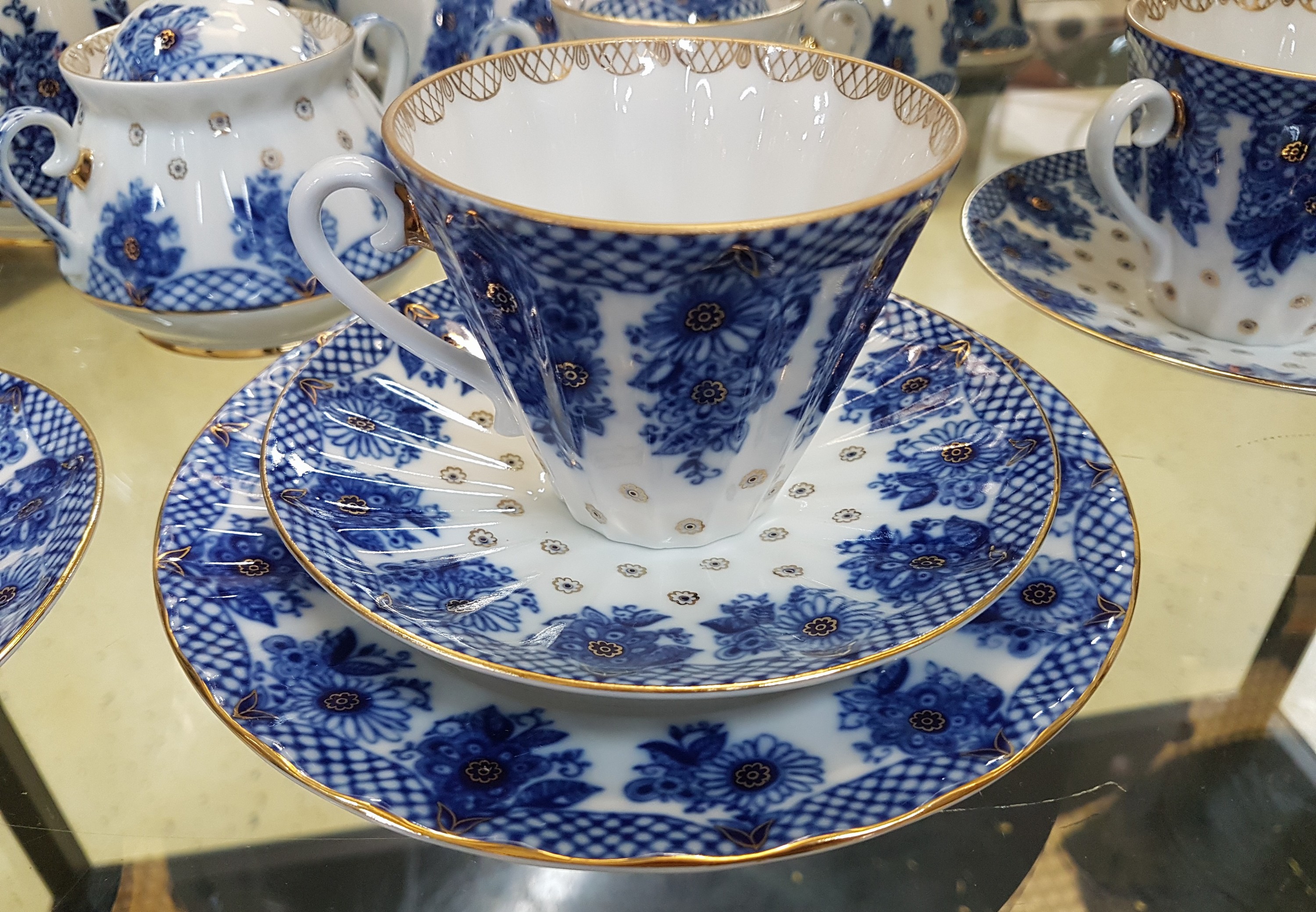 Detail b: Kaffeeservice, Lomonossov, für, 12 Personen, St. Petersburg, 12 Kaffeetassen mit Untertassen, 12 Kuchenteller, 2 Kannen, 2 Zuckerdosen, 2 ...