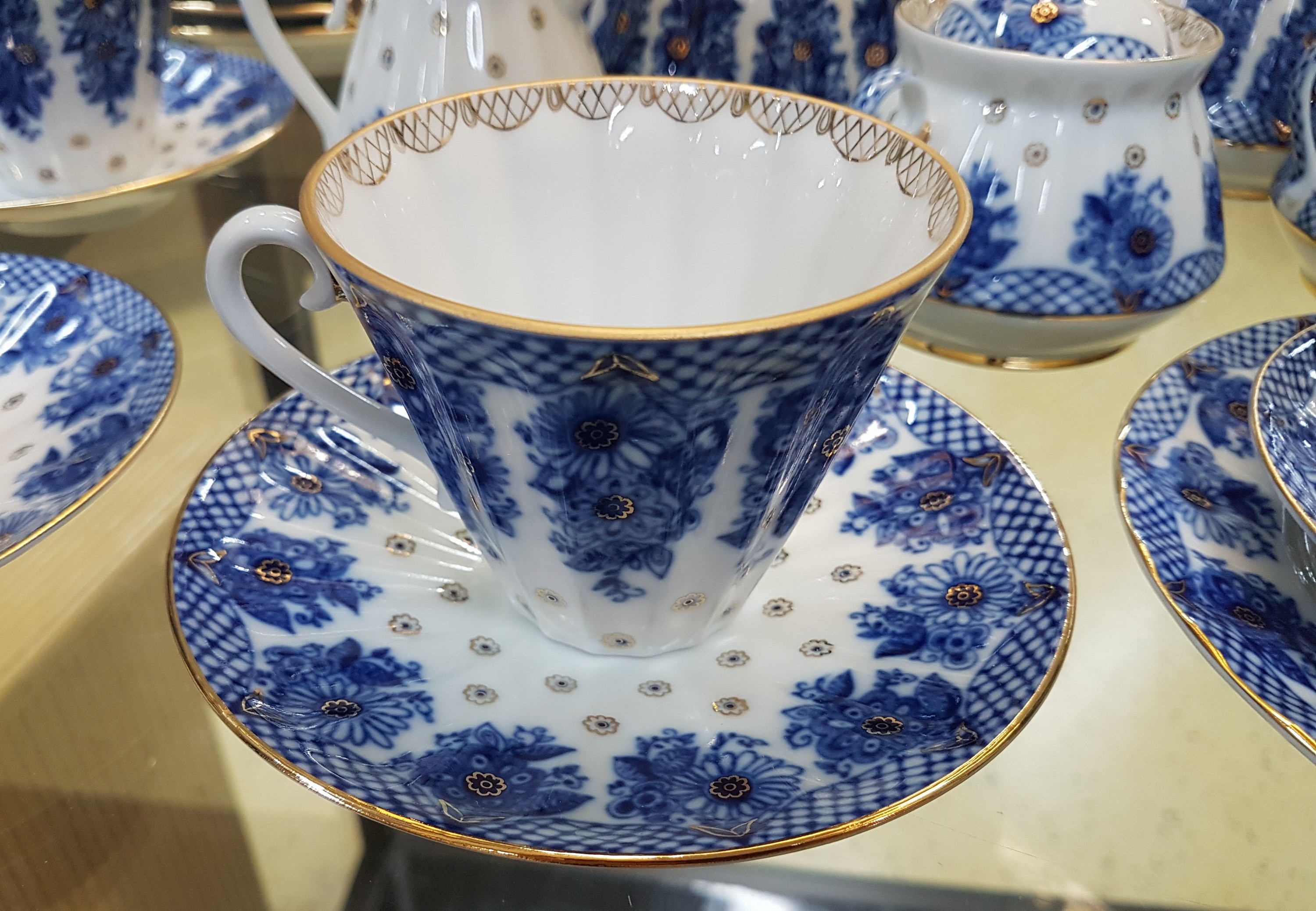 Detail c: Kaffeeservice, Lomonossov, für, 12 Personen, St. Petersburg, 12 Kaffeetassen mit Untertassen, 12 Kuchenteller, 2 Kannen, 2 Zuckerdosen, 2 ...