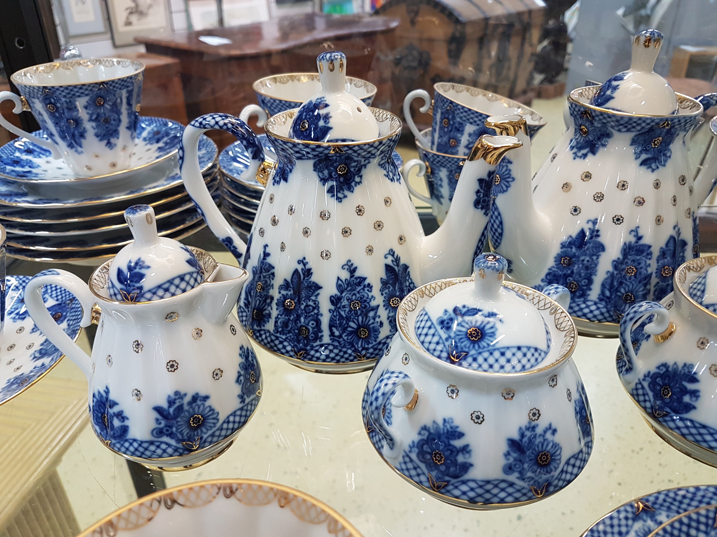 Detail d: Kaffeeservice, Lomonossov, für, 12 Personen, St. Petersburg, 12 Kaffeetassen mit Untertassen, 12 Kuchenteller, 2 Kannen, 2 Zuckerdosen, 2 ...