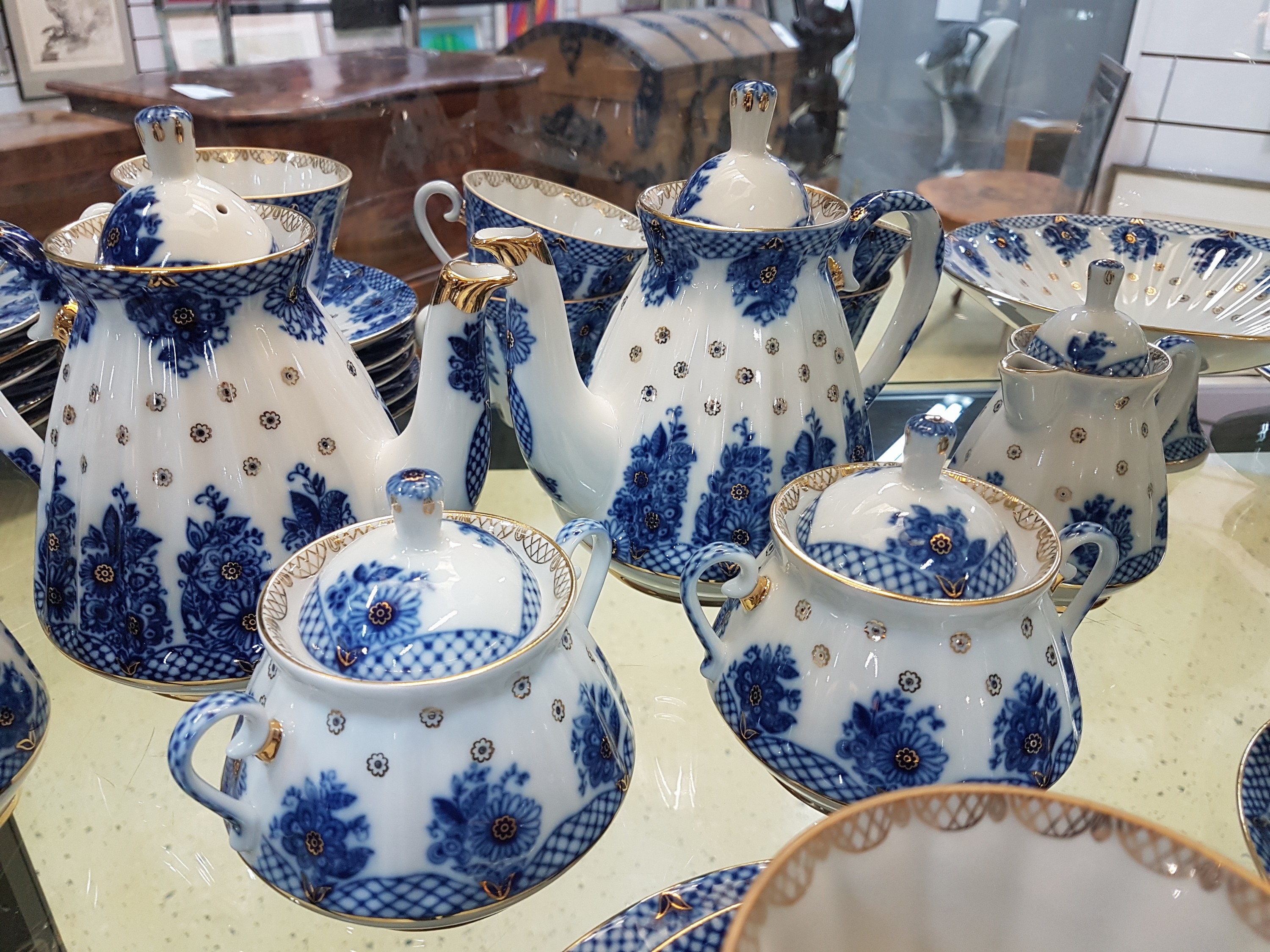 Detail e: Kaffeeservice, Lomonossov, für, 12 Personen, St. Petersburg, 12 Kaffeetassen mit Untertassen, 12 Kuchenteller, 2 Kannen, 2 Zuckerdosen, 2 ...