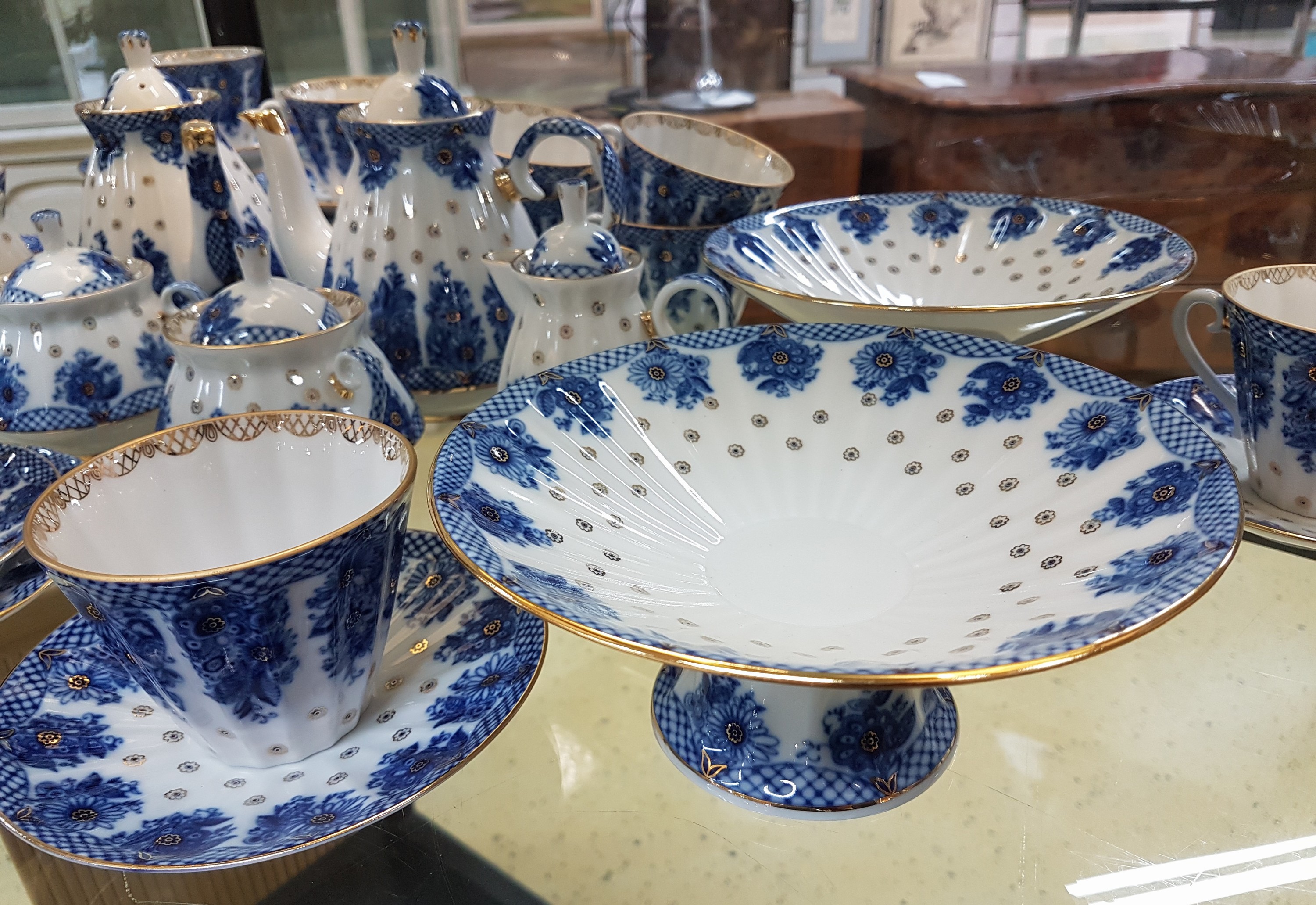 Detail f: Kaffeeservice, Lomonossov, für, 12 Personen, St. Petersburg, 12 Kaffeetassen mit Untertassen, 12 Kuchenteller, 2 Kannen, 2 Zuckerdosen, 2 ...