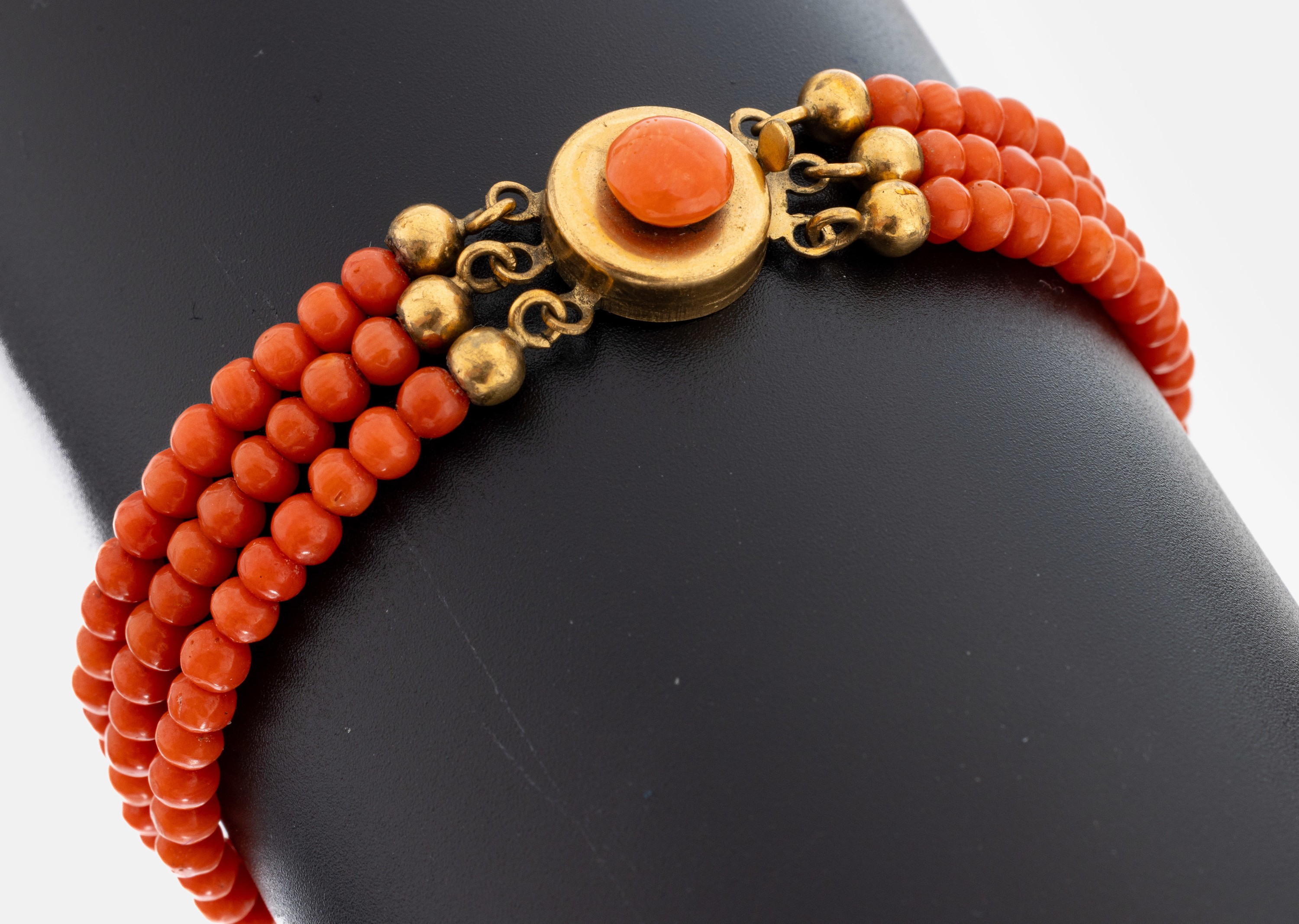 Image 27063862 - Korallen-Armband, 3-rhg. Korallen-Kugeln, D. ca. 3.6 mm, L. ca. 18 cm, Kastenschloss ...