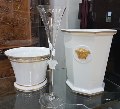 27063805a - 5 Teile, Gorgona, Versace, Rosenthal, große 8-eckige Vase H. 24cm; Übertopf D. 19.5 ...