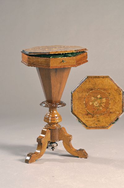 Image Beistelltischchen, 19.Jh., Kirschbaumfurnier, Deckplatte aufwendig mit Blumenintarsien, ...