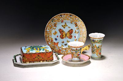 Image Vier Teile Versace, Rosenthal, Le Jardin de Versace: Vase H. 10 cm, Kaffeegedeck, Teller ...