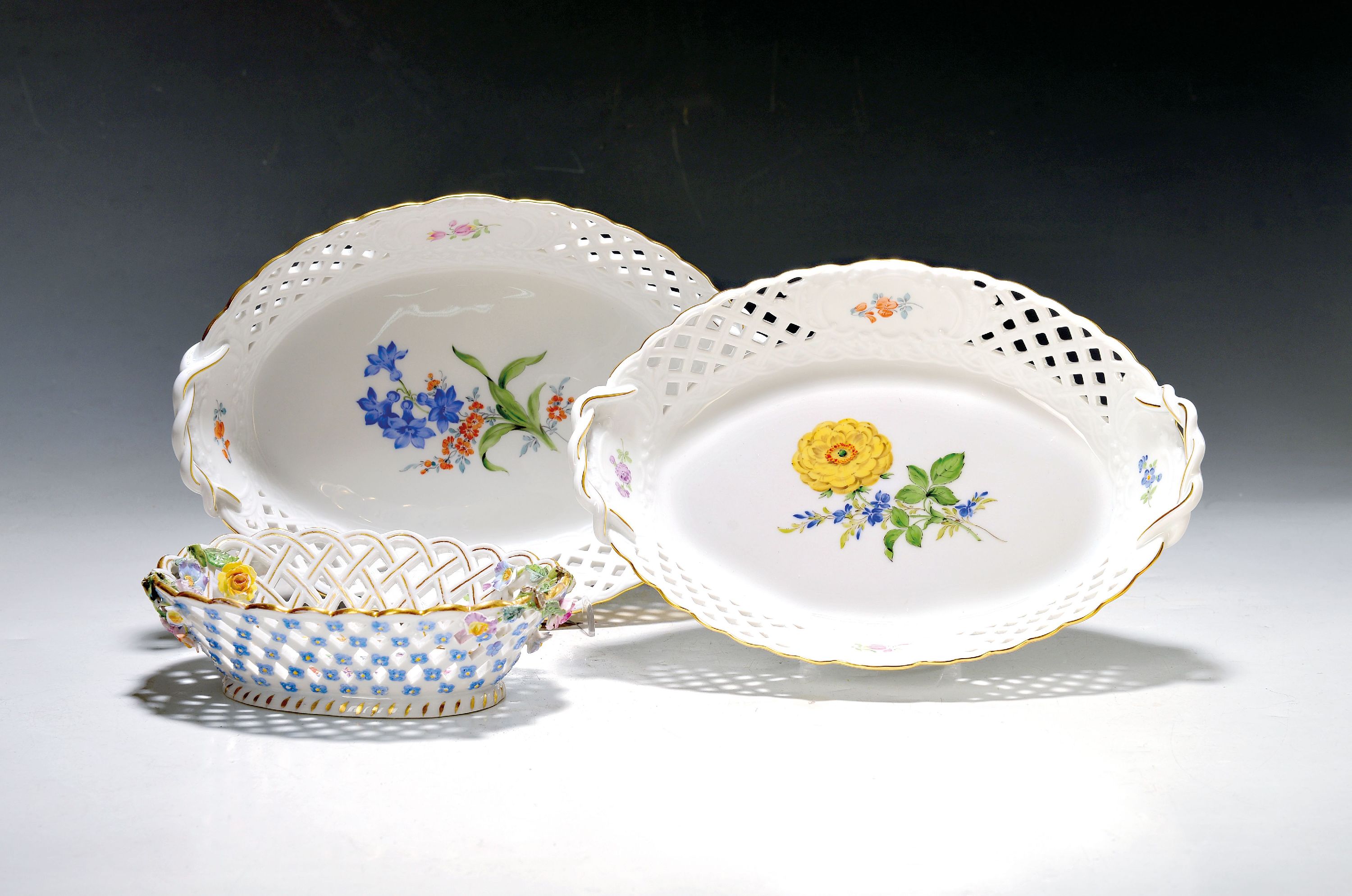 Image 27063942 - 3 Korbschalen, Meissen, 20. Jh., Blume 2, bemalt, Wandung in Durchbrucharbeit, oval, L. ...