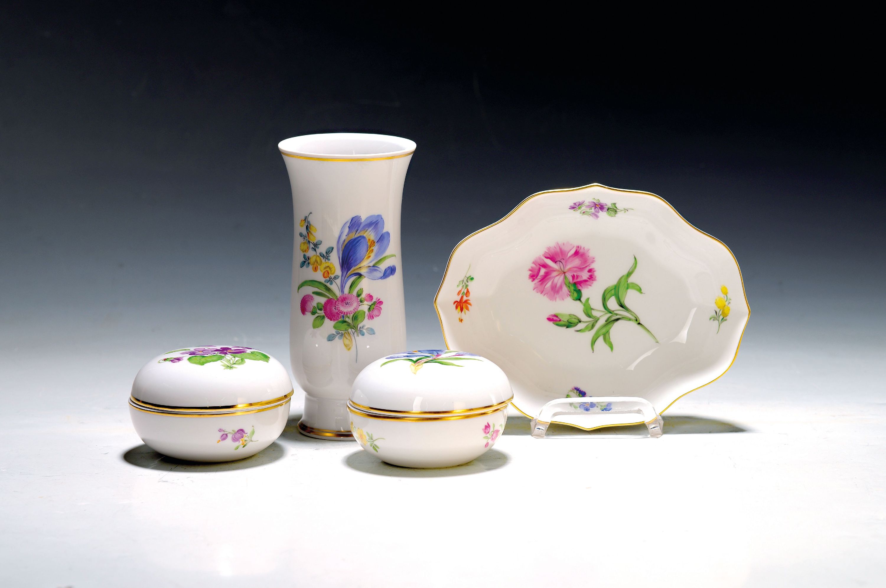Image 27063964 - Vier Teile Meissen, 20. Jh, zwei Deckeldosen, Schälchen und Vase, Dosen D. 7.5cm, ...