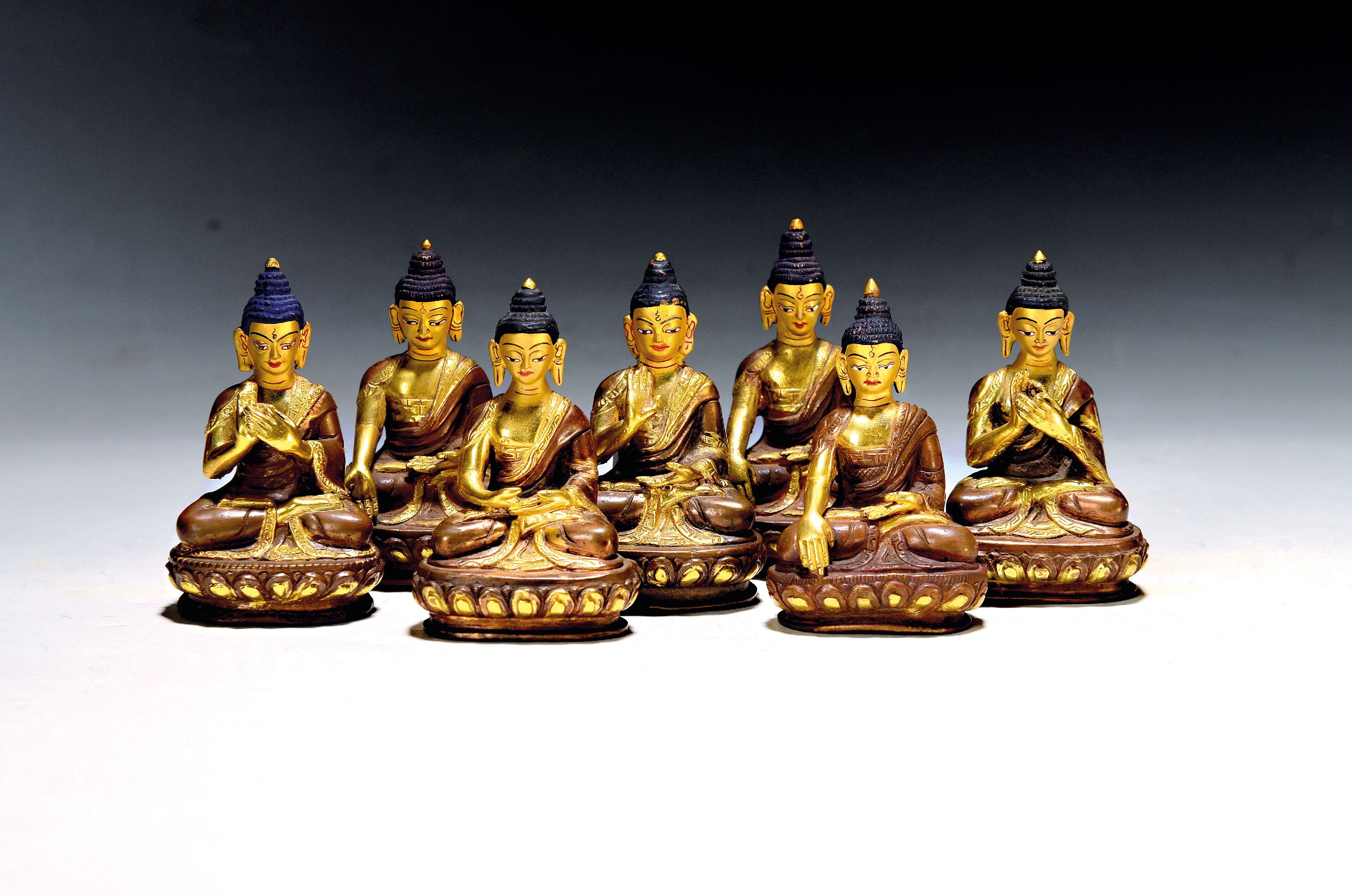 Sieben Amitabha-Buddhas, wohl Nepal, 20. Jh., Messing, teilweise vergoldet, fünf versch. Mudras, Höhe ca. 7.5cm