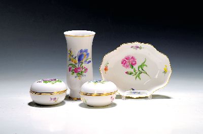Image Vier Teile Meissen, 20. Jh, zwei Deckeldosen, Schälchen und Vase, Dosen D. 7.5cm, ...
