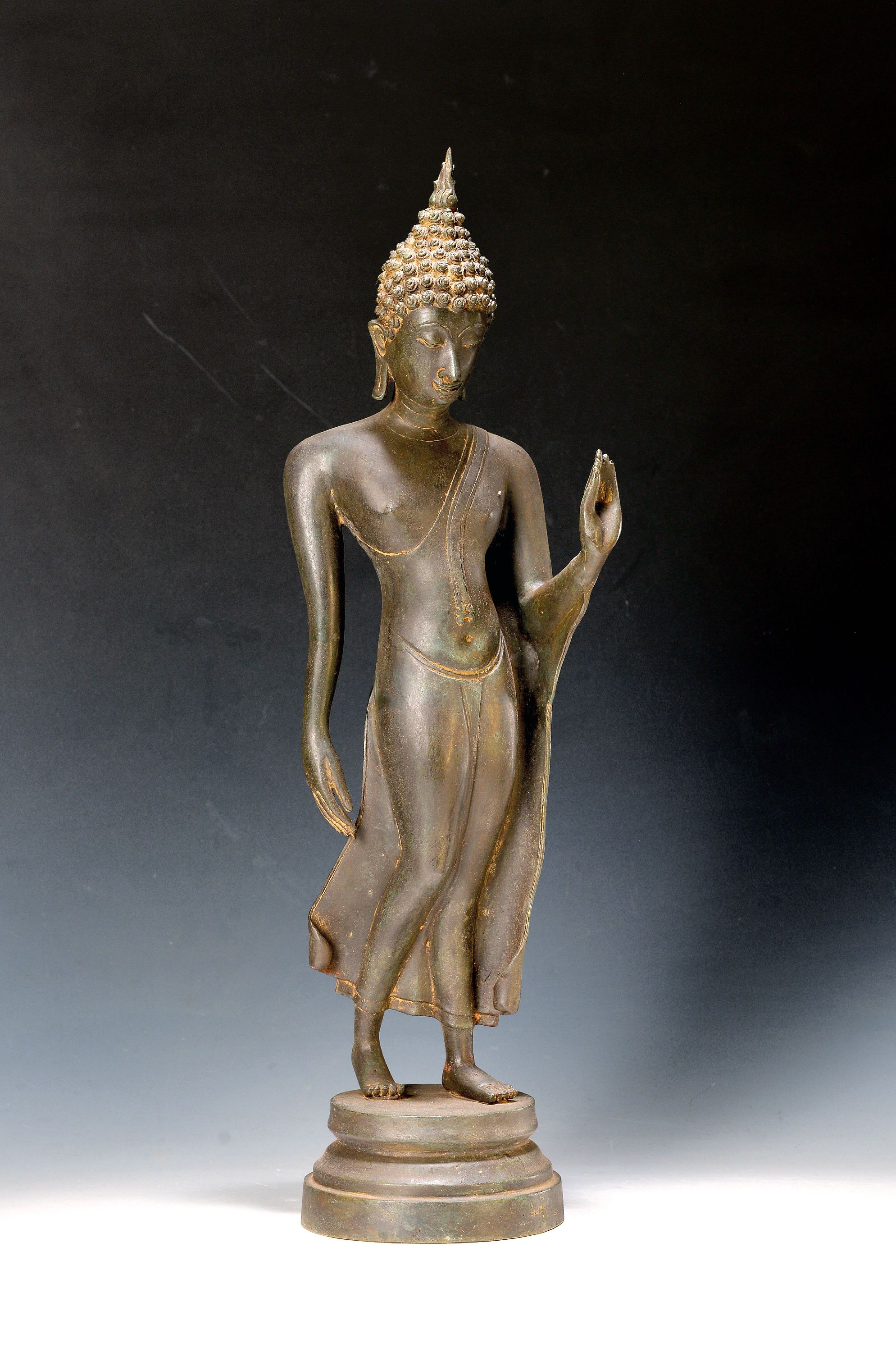 Großer stehender Buddha, Thailand, 20. Jh., Bronze, erhobene Hand in Prana-Mudra, auf rundem Postament stehend, H. ca. 60 cm