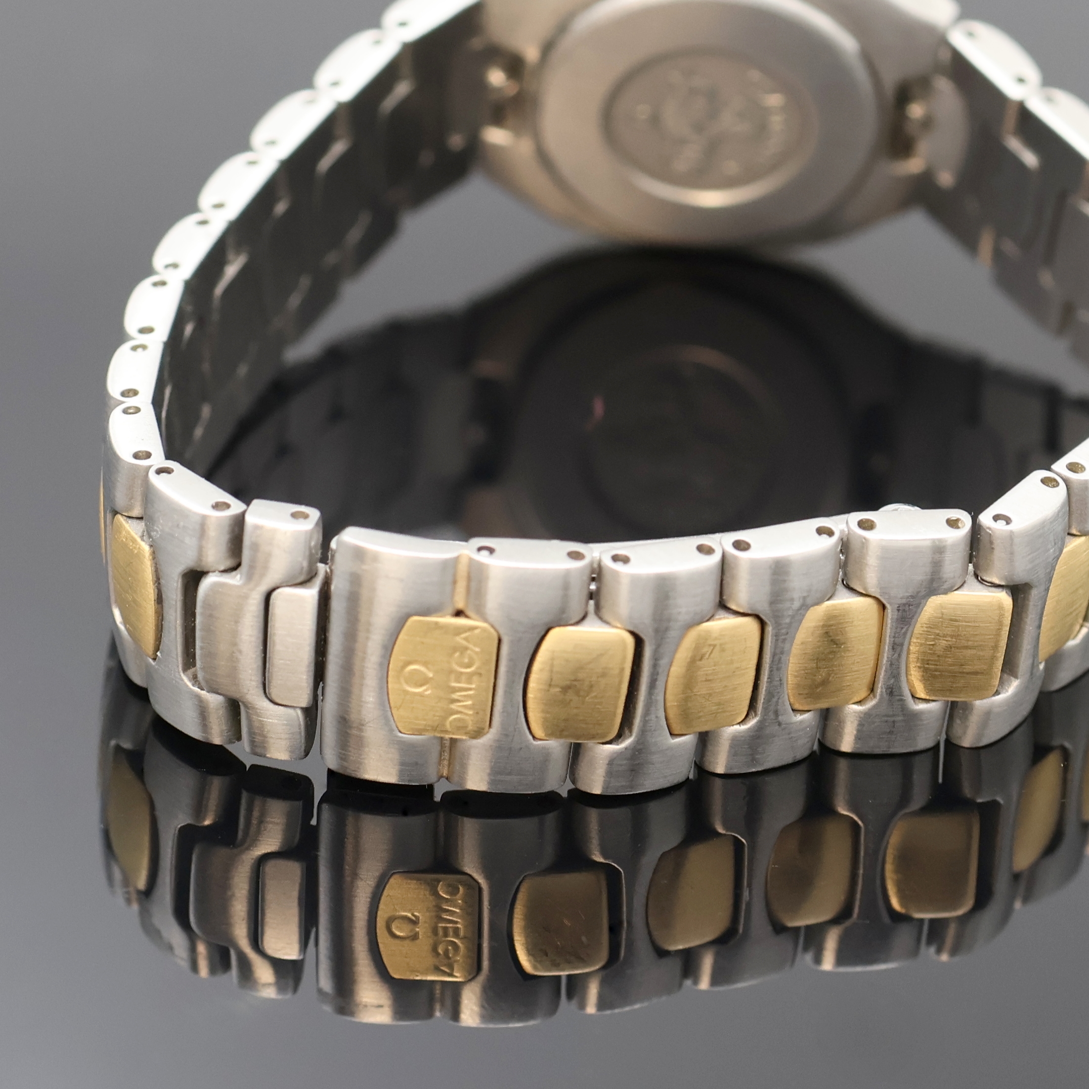 Detail c: OMEGA Seamaster Polaris Damenarmbanduhr in Stahl Referenz 796.1022, Schweiz um 1985, quarz, goldintarsiertes Geh. inkl. z. T. verg. Gliederband m. ...