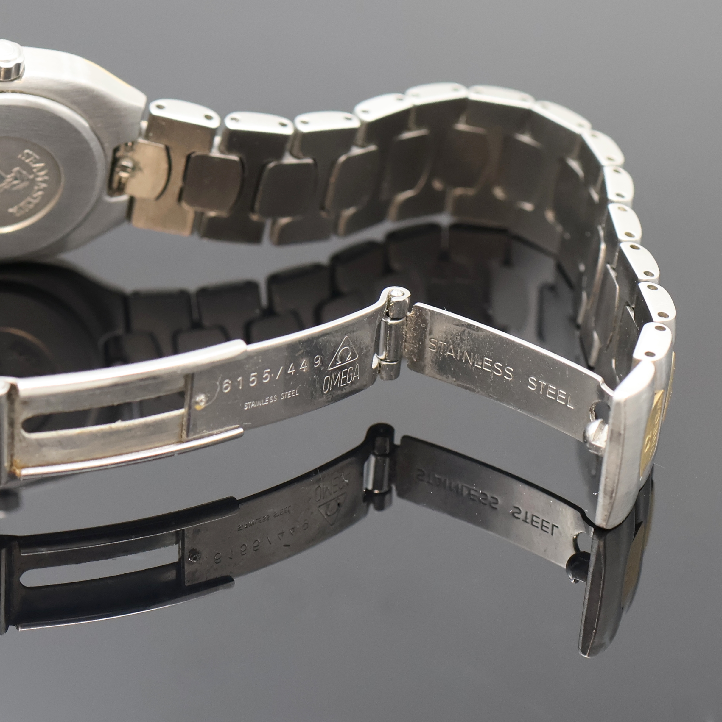 Detail d: OMEGA Seamaster Polaris Damenarmbanduhr in Stahl Referenz 796.1022, Schweiz um 1985, quarz, goldintarsiertes Geh. inkl. z. T. verg. Gliederband m. ...