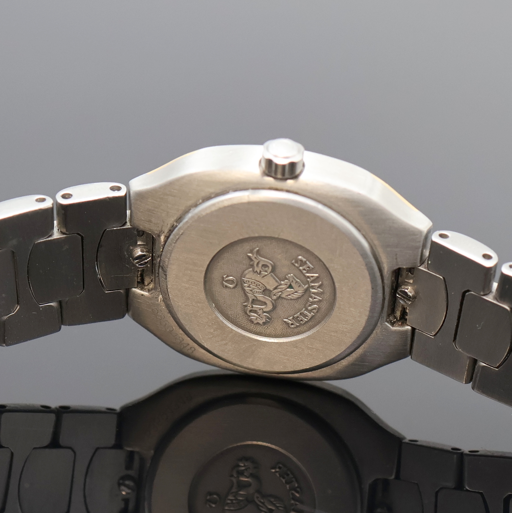 Detail e: OMEGA Seamaster Polaris Damenarmbanduhr in Stahl Referenz 796.1022, Schweiz um 1985, quarz, goldintarsiertes Geh. inkl. z. T. verg. Gliederband m. ...