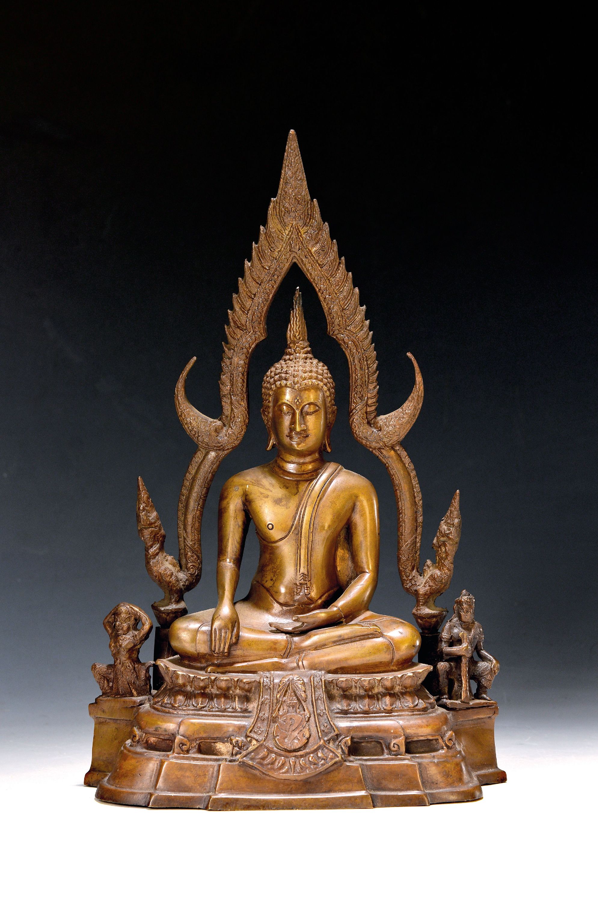 Sitzender Buddha, Thailand, wohl um 1900, Bhumispara Mudra, Geste der Erdberührung, seitlich zwei Adoranten, Bronze, Reste von Keramik im Sockel, ...