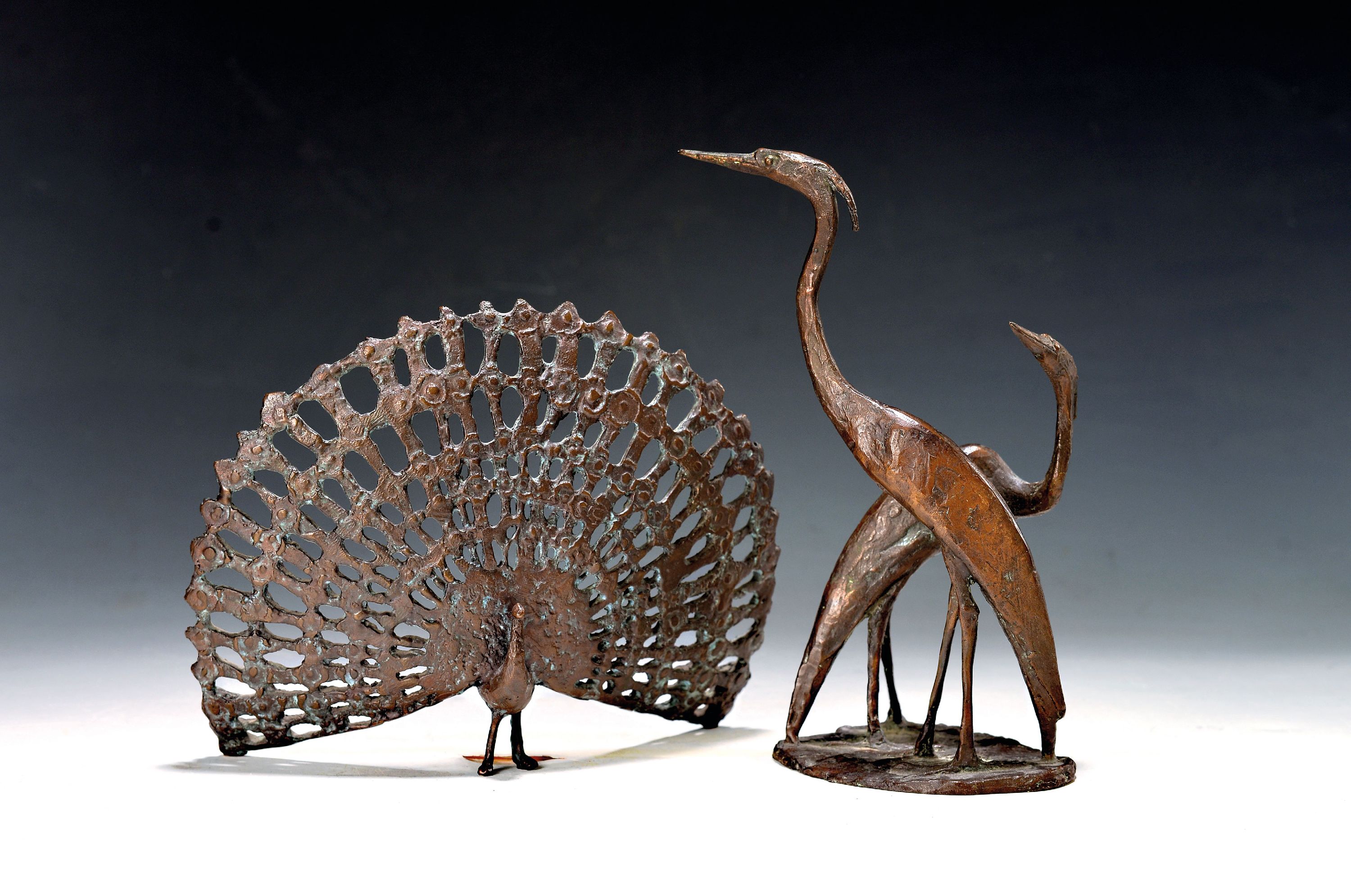Zwei Bronzefiguren, 20. Jh., Zwei Reiher, Fritz Mehlis, H. ca. monogrammiert, ca. 20.5 cm, dazu stehender Pfau, ca. 15 x 20 cm