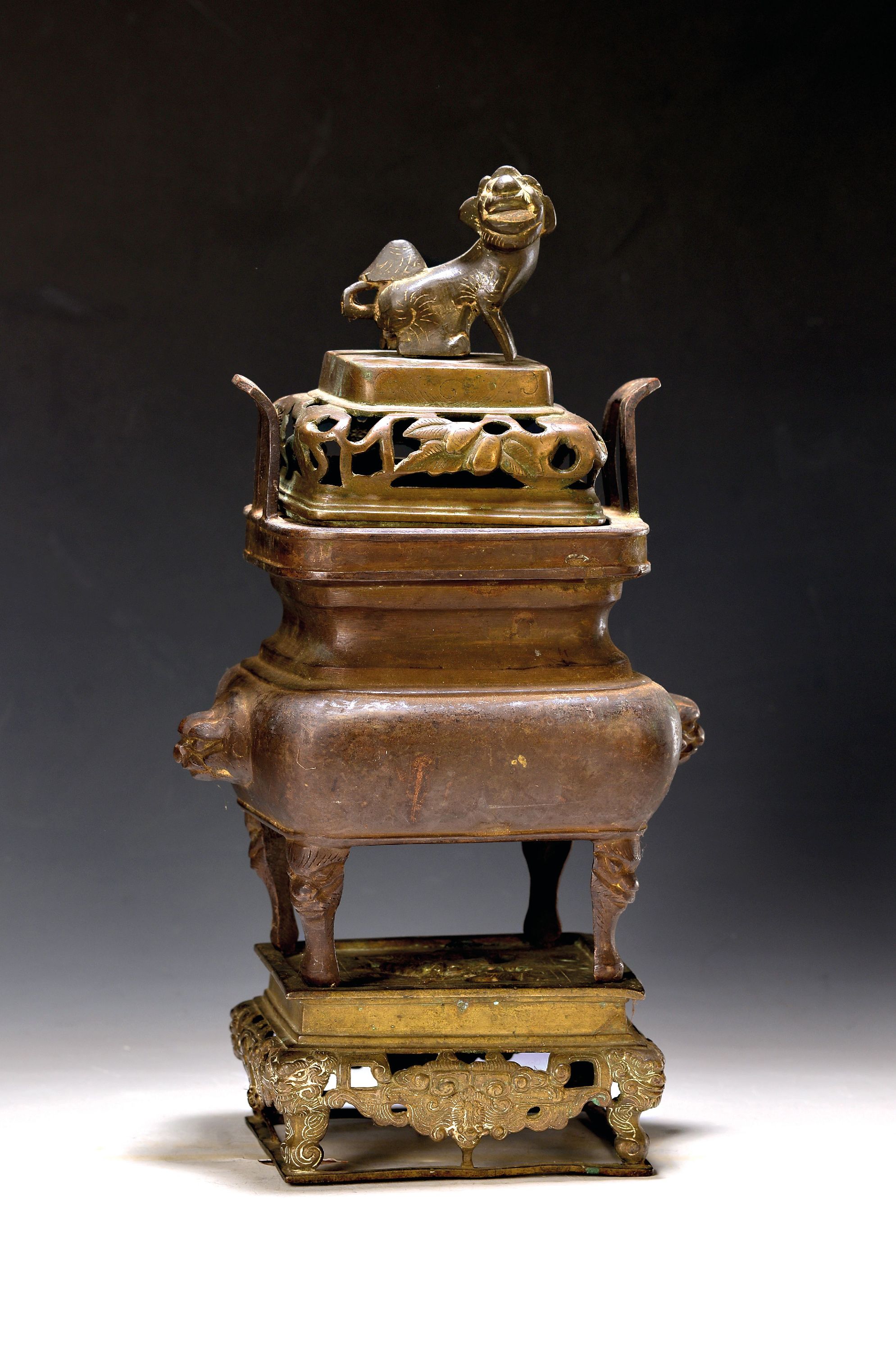 Image 27064014 - Koro, Japan, wohl Meiji-Periode um 1900, Räuchergefäß aus Bronze, Deckel in Form ...