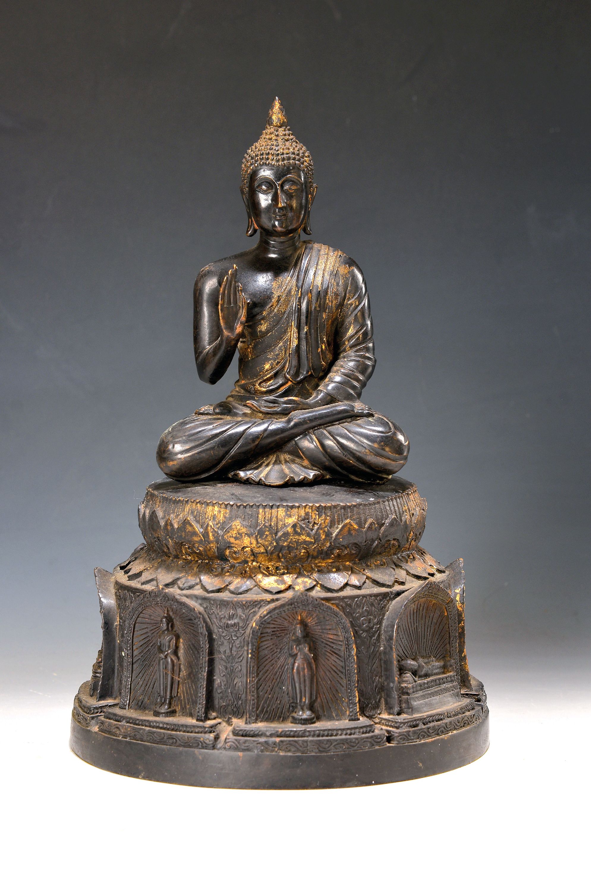 Image 27064015 - Sitzender Buddha auf Lotusthron, wohl Burma, 20. Jh., Abhaya Mudra, Geste der ...