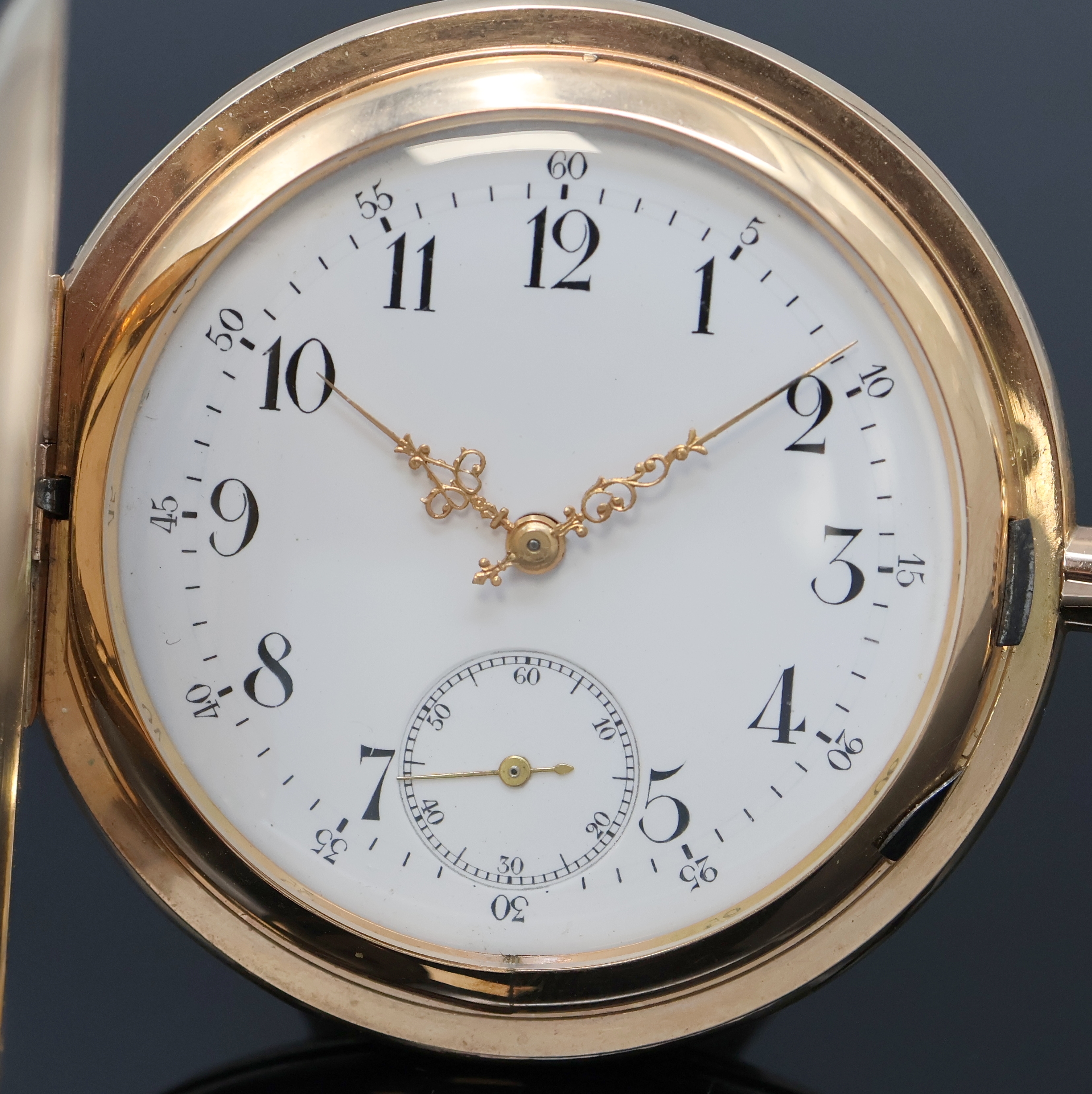 Detail a: Herrensavonette in RG 585/000, Schweiz um 1910, guill. Geh. dell., Sprungdeckel m. Monogrammspiegel, Metallcuvette, Emailzifferbl. l. riss., ...