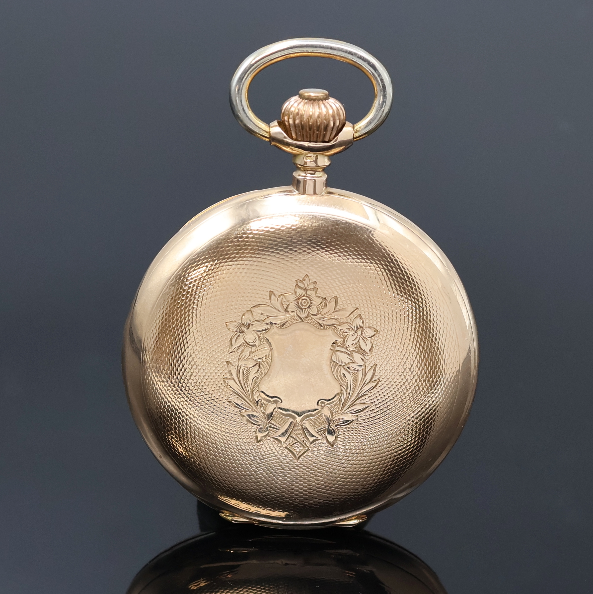 Detail b: Herrensavonette in RG 585/000, Schweiz um 1910, guill. Geh. dell., Sprungdeckel m. Monogrammspiegel, Metallcuvette, Emailzifferbl. l. riss., ...
