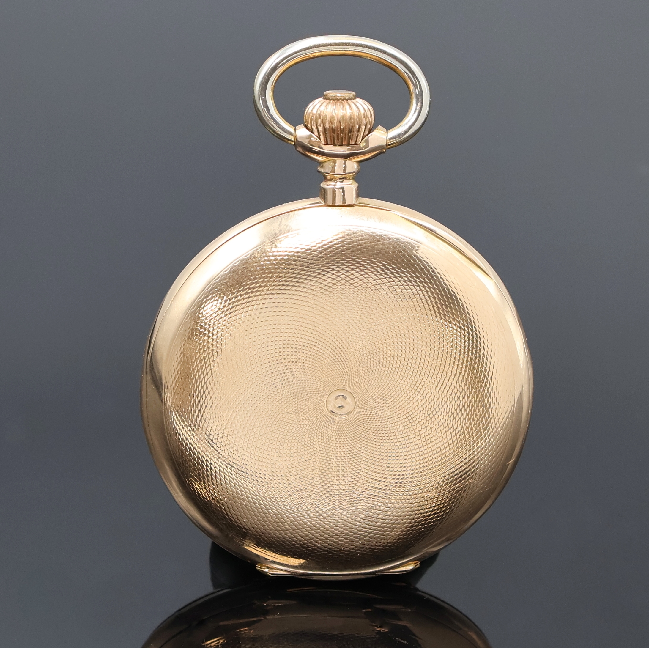 Detail c: Herrensavonette in RG 585/000, Schweiz um 1910, guill. Geh. dell., Sprungdeckel m. Monogrammspiegel, Metallcuvette, Emailzifferbl. l. riss., ...