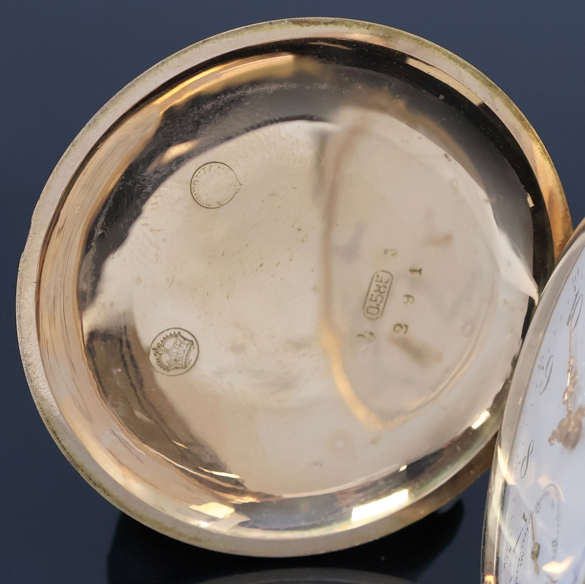 Detail d: Herrensavonette in RG 585/000, Schweiz um 1910, guill. Geh. dell., Sprungdeckel m. Monogrammspiegel, Metallcuvette, Emailzifferbl. l. riss., ...