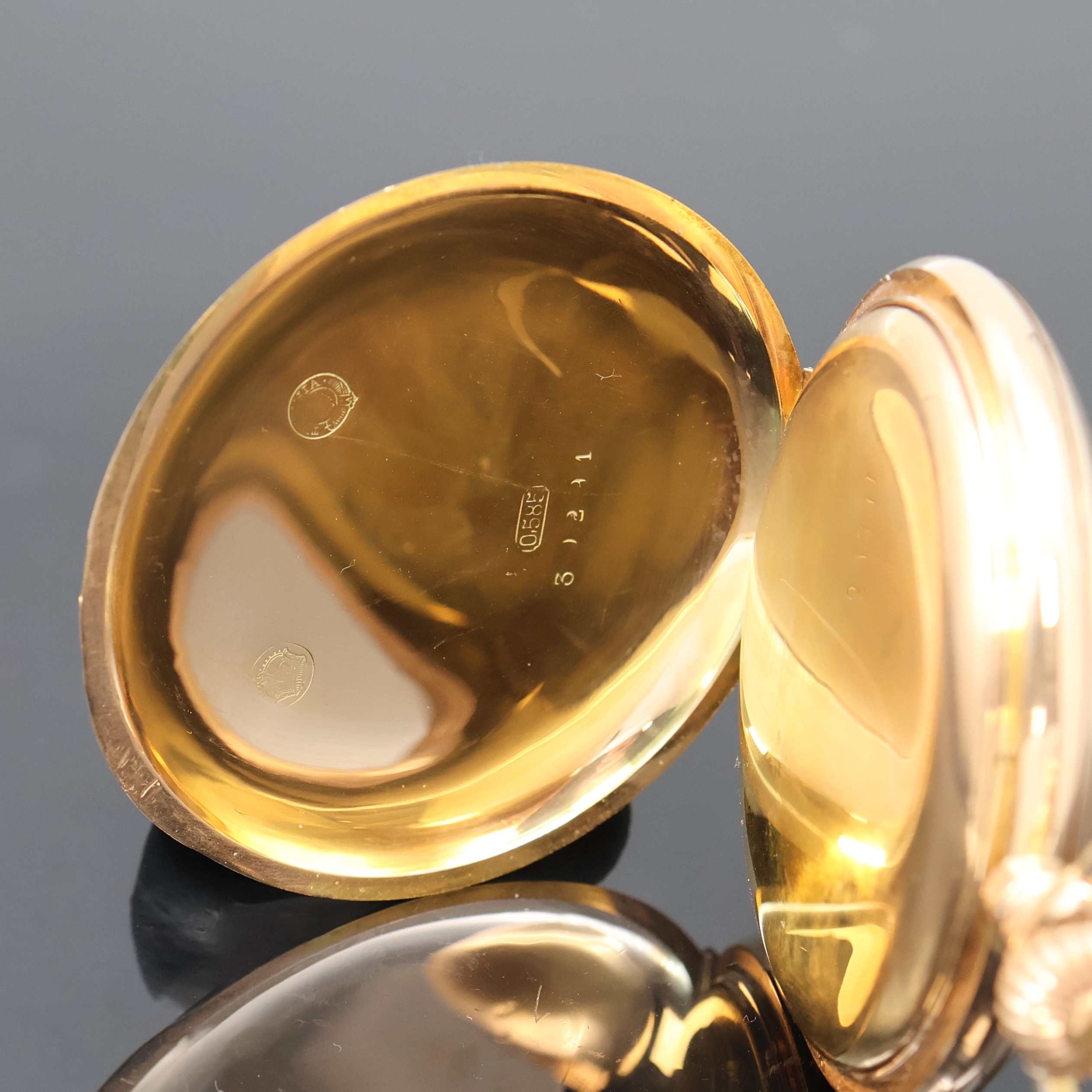 Detail e: Herrensavonette in RG 585/000, Schweiz um 1910, guill. Geh. dell., Sprungdeckel m. Monogrammspiegel, Metallcuvette, Emailzifferbl. l. riss., ...