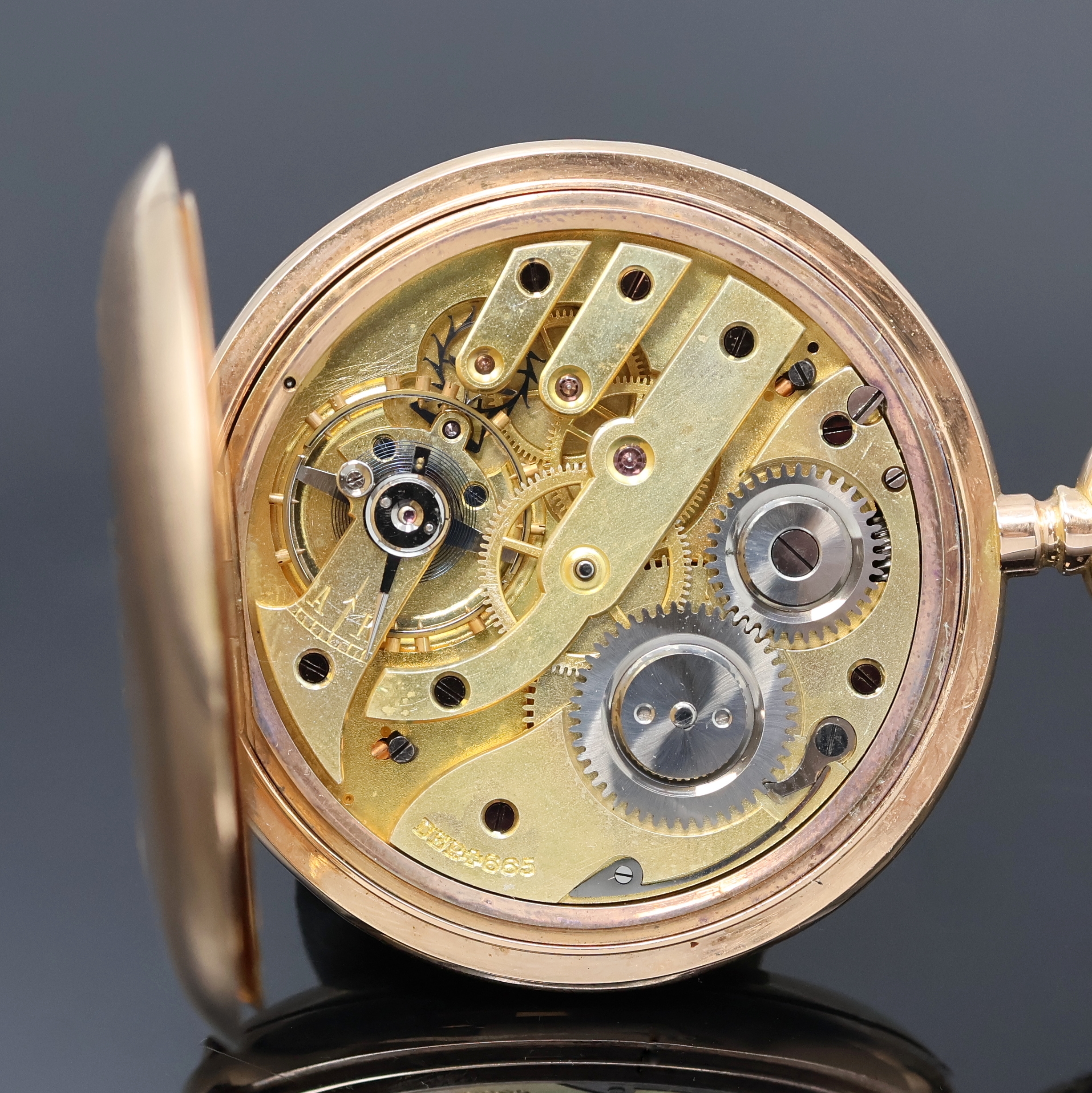 Detail h: Herrensavonette in RG 585/000, Schweiz um 1910, guill. Geh. dell., Sprungdeckel m. Monogrammspiegel, Metallcuvette, Emailzifferbl. l. riss., ...