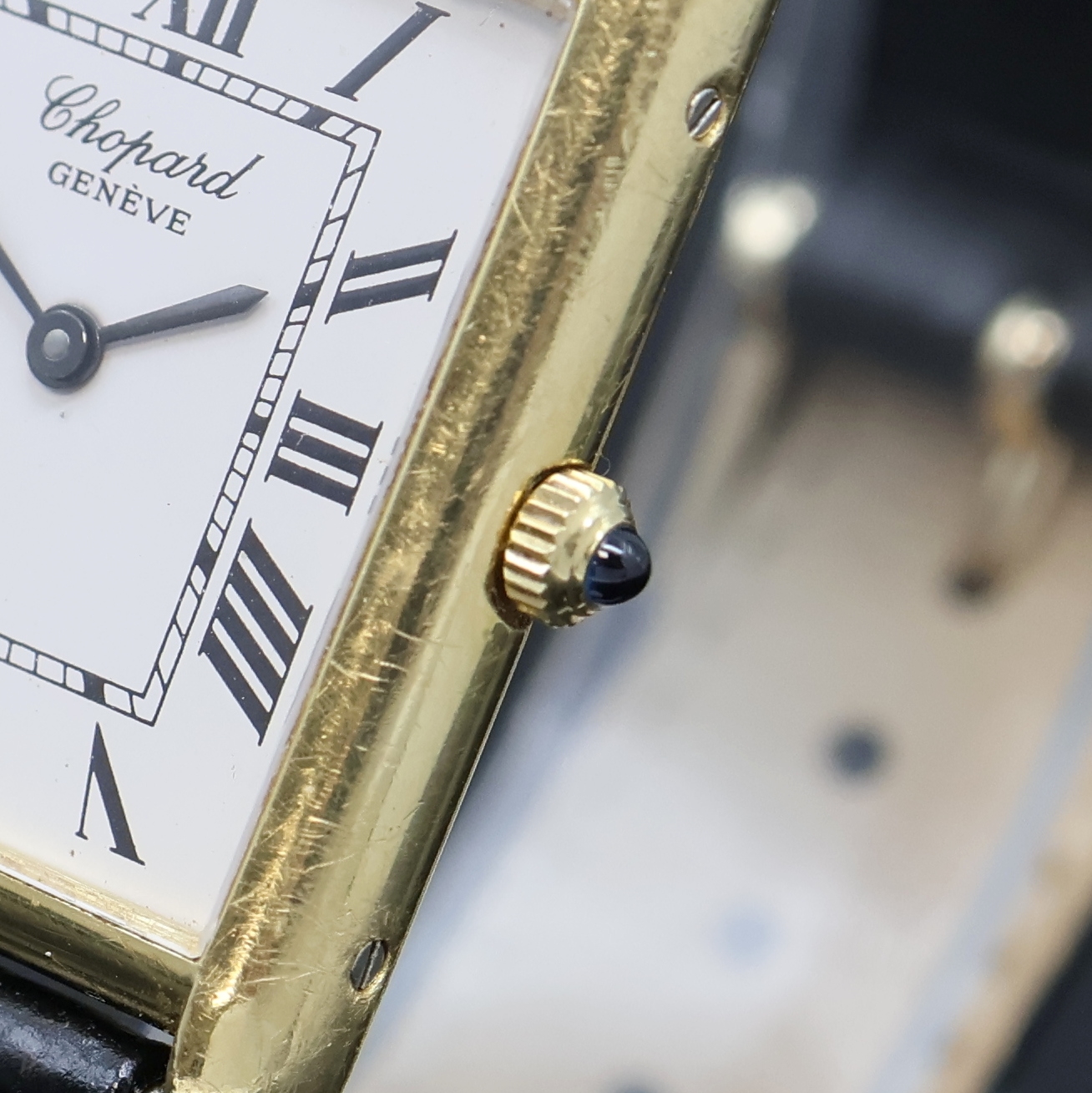 Detail b: CHOPARD Damenarmbanduhr in GG 750/000 Referenz 2221, Schweiz um 1985, quarz, 4-fach verschr. Geh., Schmuckkrone, weißes Zifferbl. m. röm. Zahlen, ...