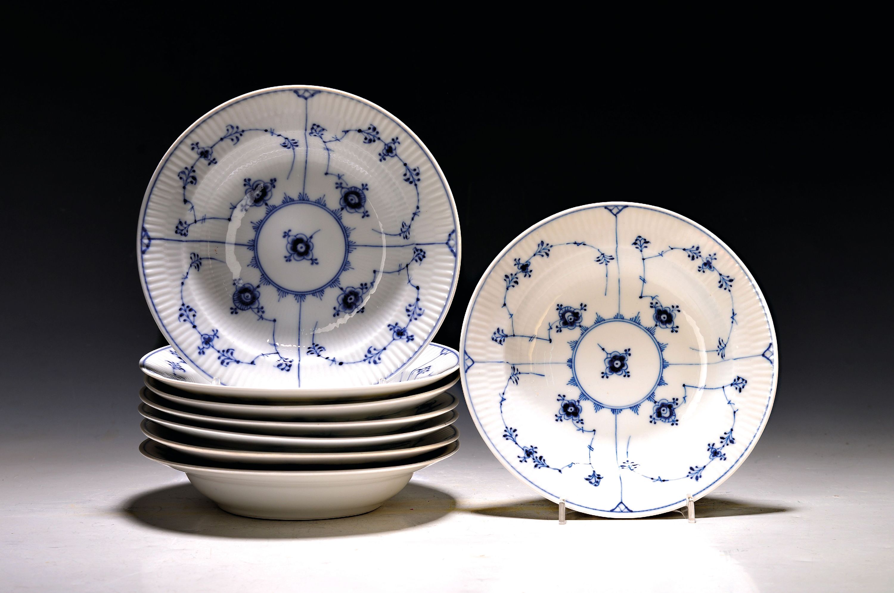 Image 27064084 - 8 Suppenteller, Royal Copenhagen, nach 1923, Musselmalet, Porzellan, teils, 2. Wahl. D. ...