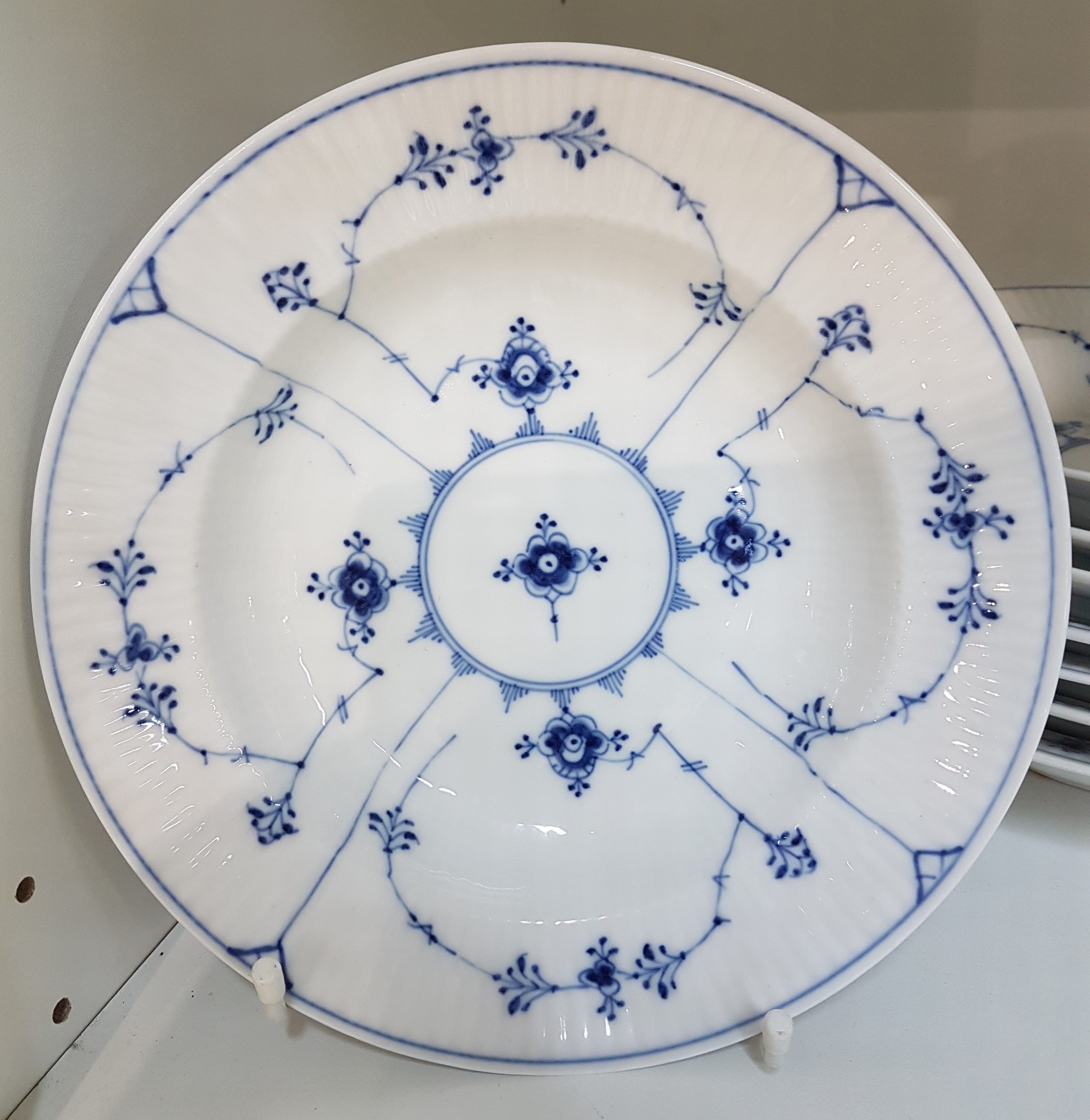 Detail a: 8 Suppenteller, Royal Copenhagen, nach 1923, Musselmalet, Porzellan, teils, 2. Wahl. D. ca. 19,5 cm., Altersspuren
