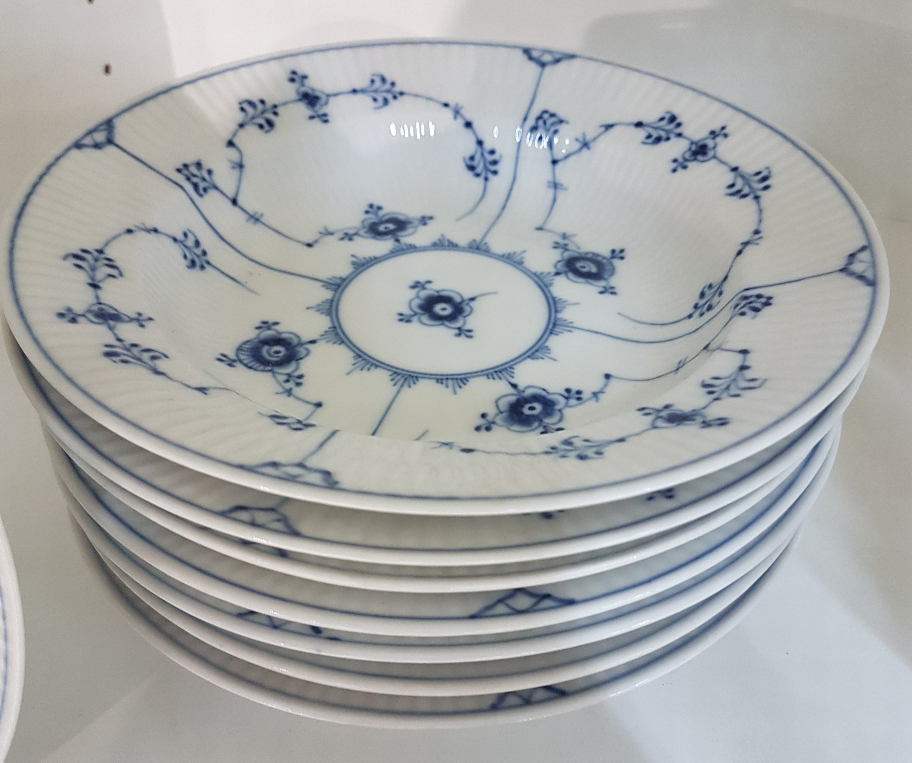 Detail b: 8 Suppenteller, Royal Copenhagen, nach 1923, Musselmalet, Porzellan, teils, 2. Wahl. D. ca. 19,5 cm., Altersspuren