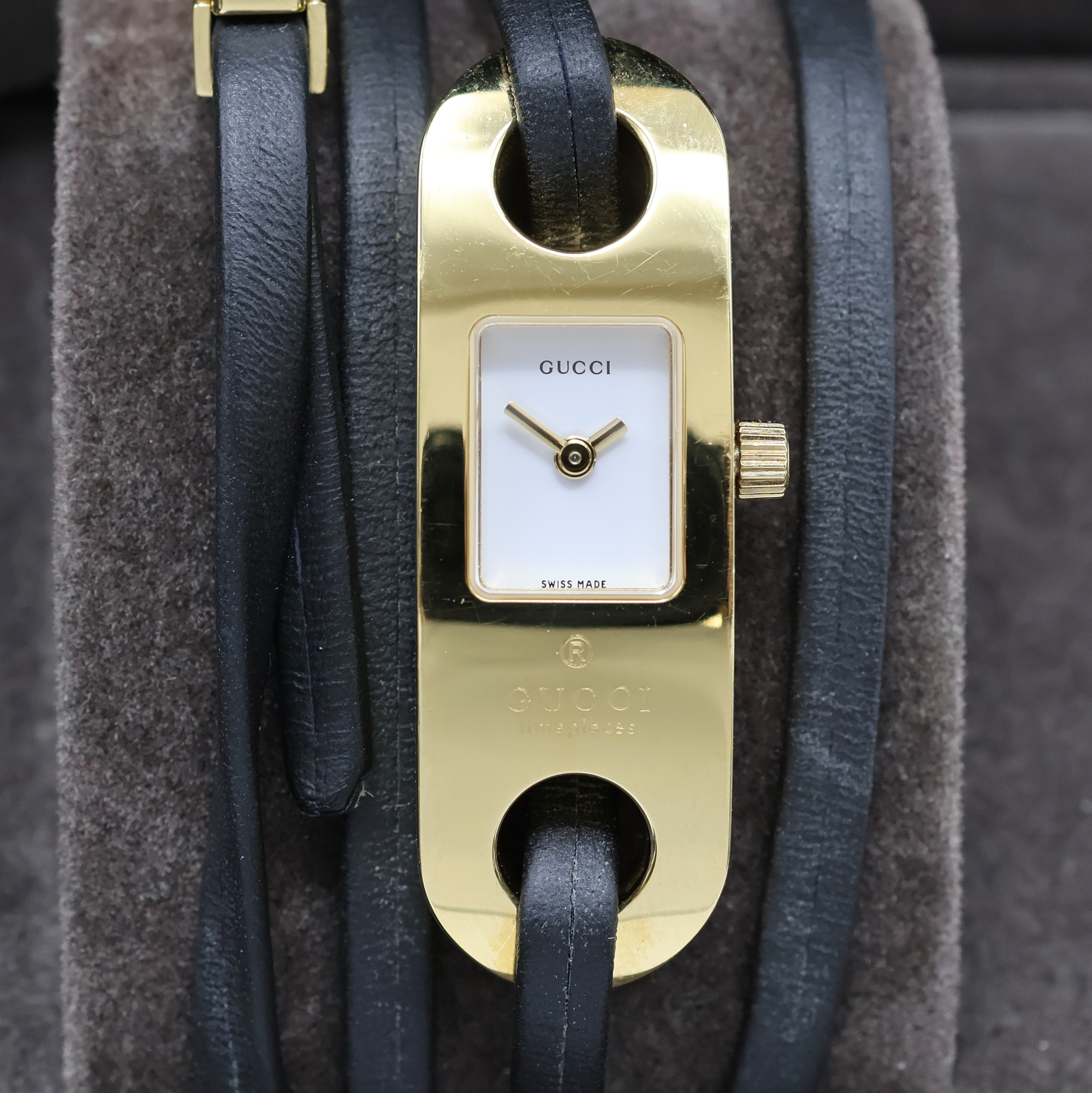 Detail a: GUCCI Damenarmbanduhr Referenz 6100L, quarz, verg. Edelstahlgeh. inkl. orig. Lederband, Boden aufgedr., Anz. v. Std. und Min., M. ca. 14 x 42 mm, ...