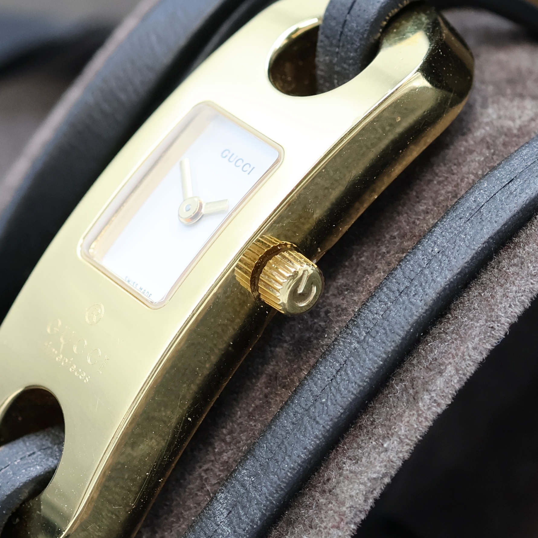 Detail b: GUCCI Damenarmbanduhr Referenz 6100L, quarz, verg. Edelstahlgeh. inkl. orig. Lederband, Boden aufgedr., Anz. v. Std. und Min., M. ca. 14 x 42 mm, ...
