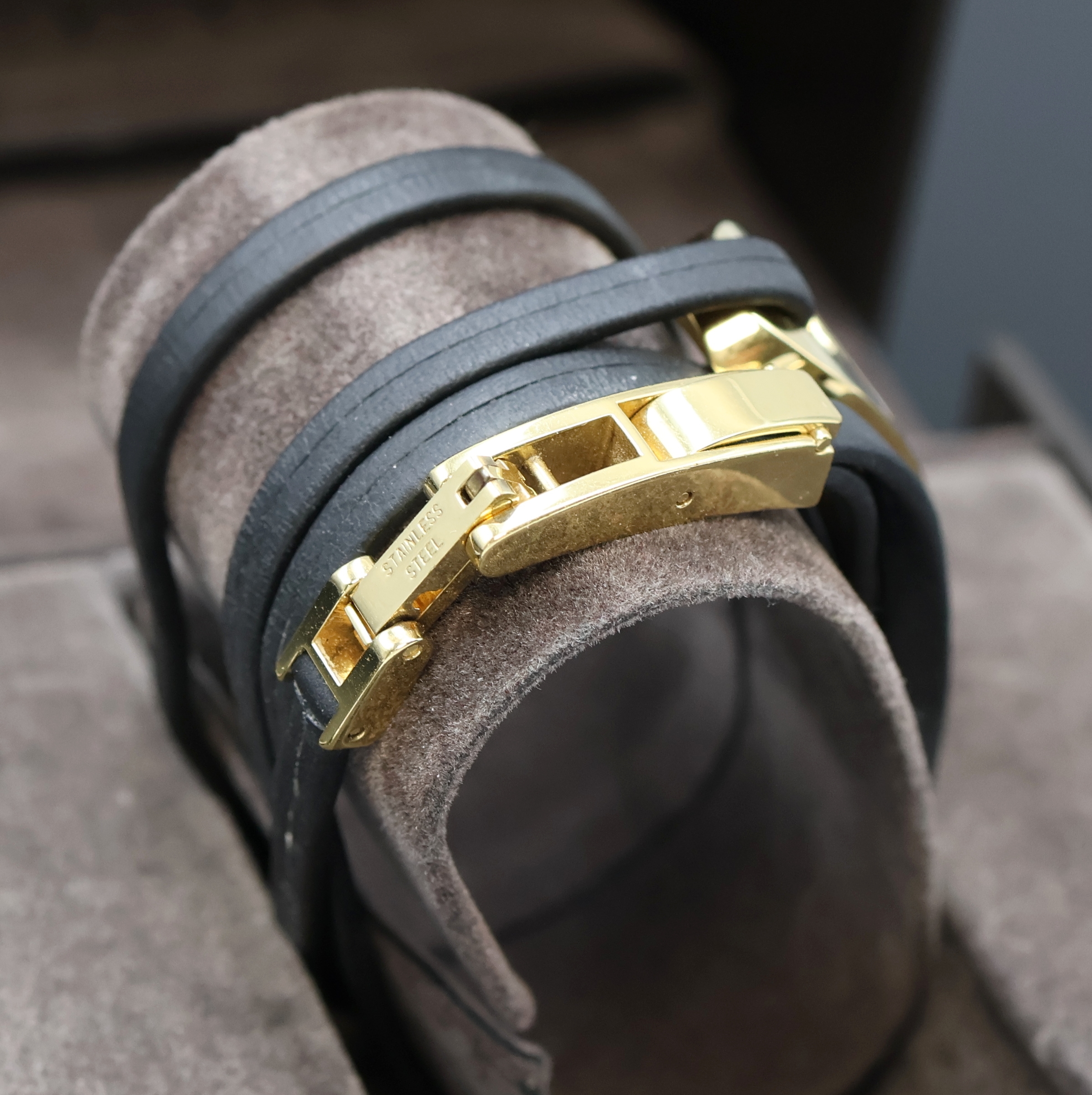 Detail c: GUCCI Damenarmbanduhr Referenz 6100L, quarz, verg. Edelstahlgeh. inkl. orig. Lederband, Boden aufgedr., Anz. v. Std. und Min., M. ca. 14 x 42 mm, ...