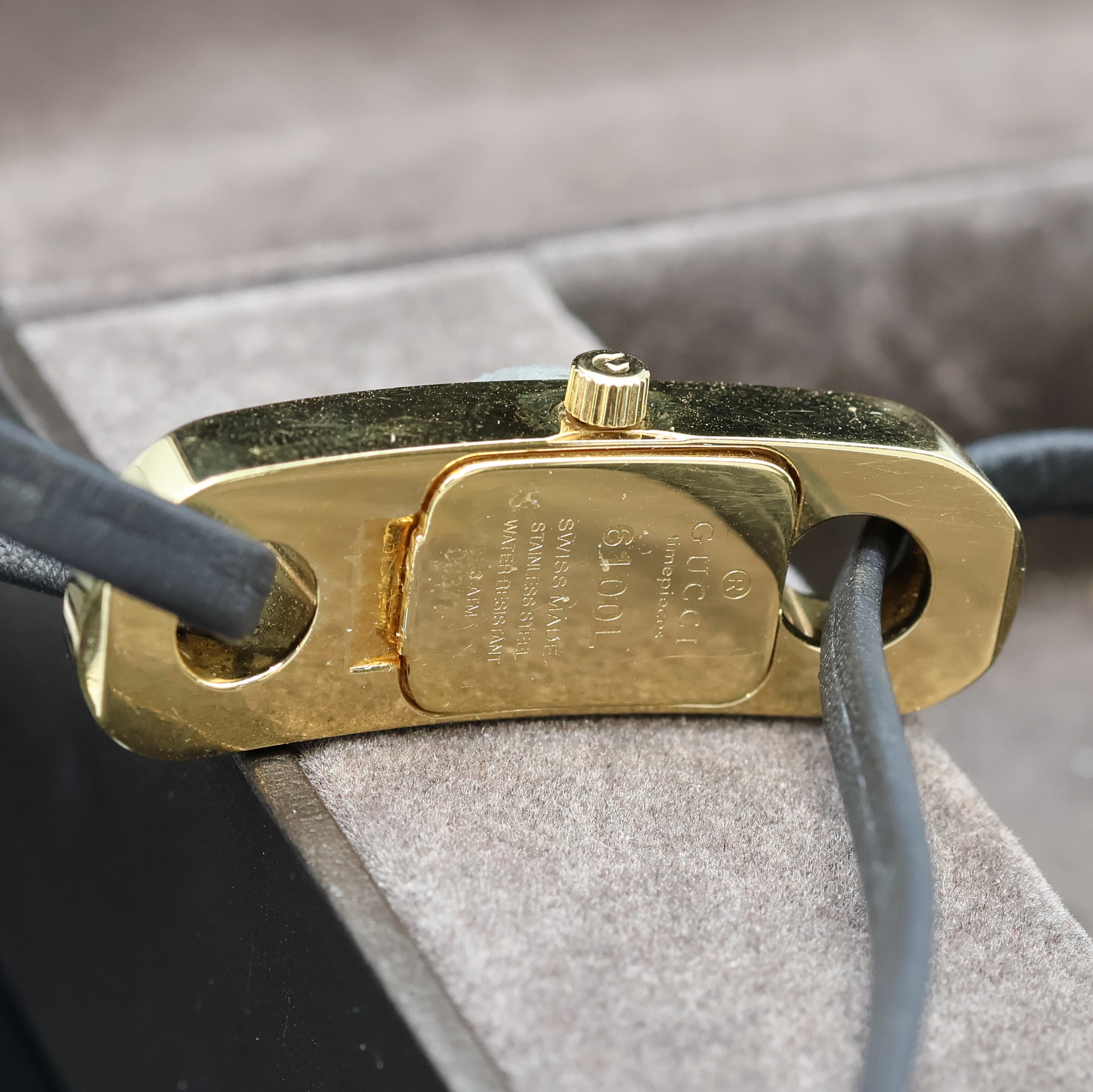 Detail d: GUCCI Damenarmbanduhr Referenz 6100L, quarz, verg. Edelstahlgeh. inkl. orig. Lederband, Boden aufgedr., Anz. v. Std. und Min., M. ca. 14 x 42 mm, ...
