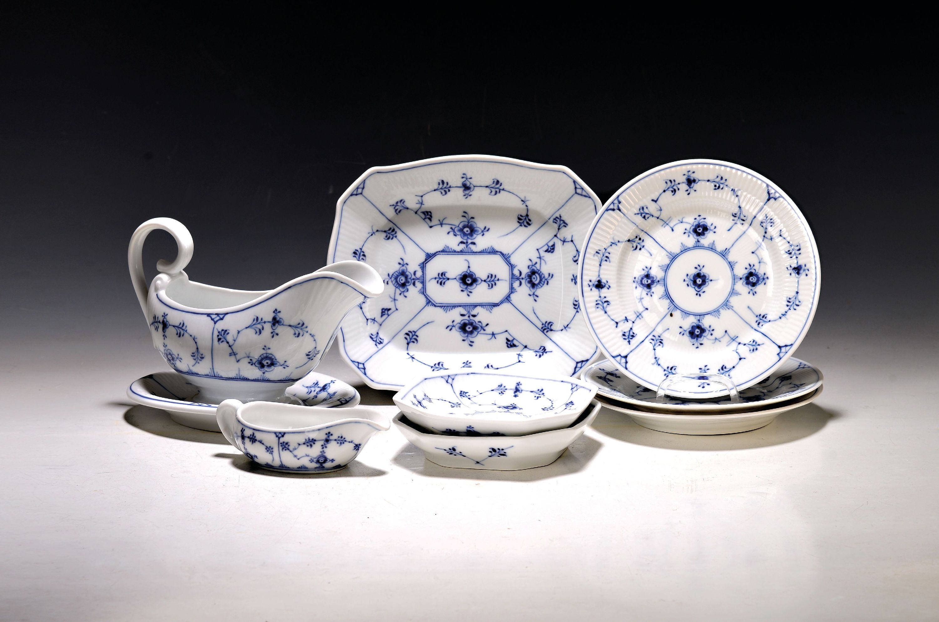 Image 27064099 - 8 Serviceteile, Royal Copenhagen, Musselmalet, Porzellan, 3 Kuchenteller D.ca. 16,5 cm, ...