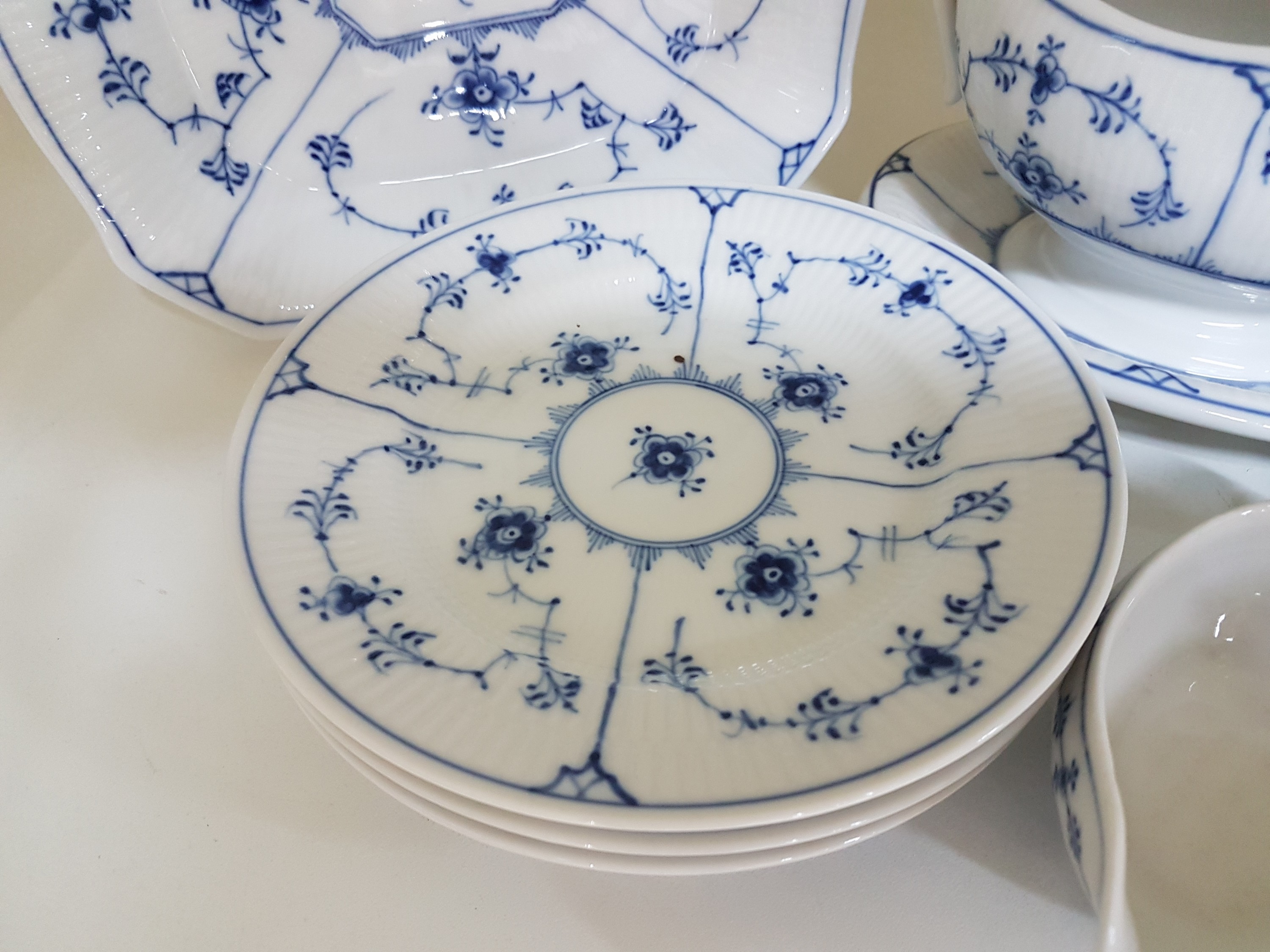 Detail b: 8 Serviceteile, Royal Copenhagen, Musselmalet, Porzellan, 3 Kuchenteller D.ca. 16,5 cm, Sauciere, kleine Gebäckschale ca. 20x17,5 cm., 2 kleine ...