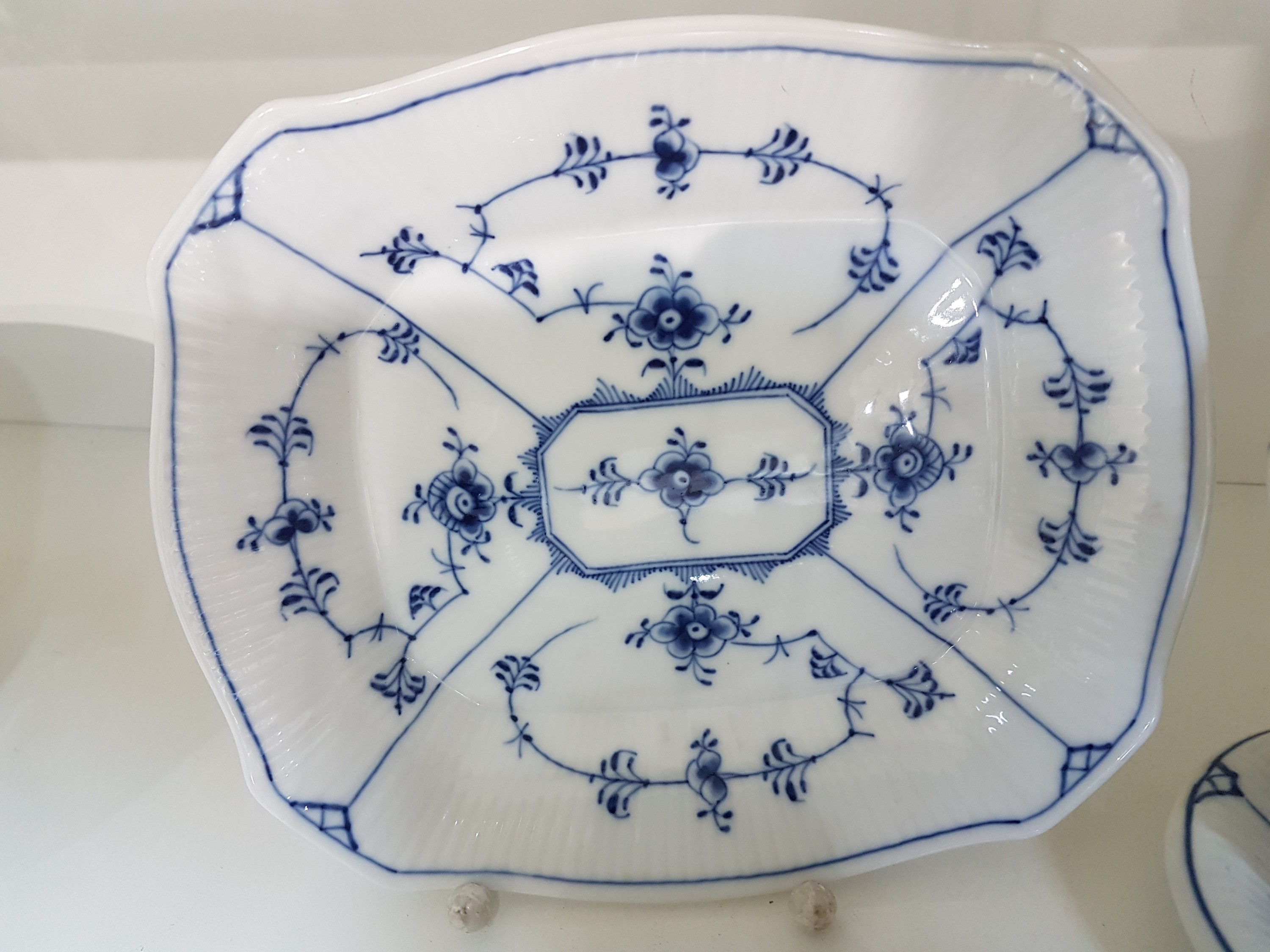 Detail c: 8 Serviceteile, Royal Copenhagen, Musselmalet, Porzellan, 3 Kuchenteller D.ca. 16,5 cm, Sauciere, kleine Gebäckschale ca. 20x17,5 cm., 2 kleine ...