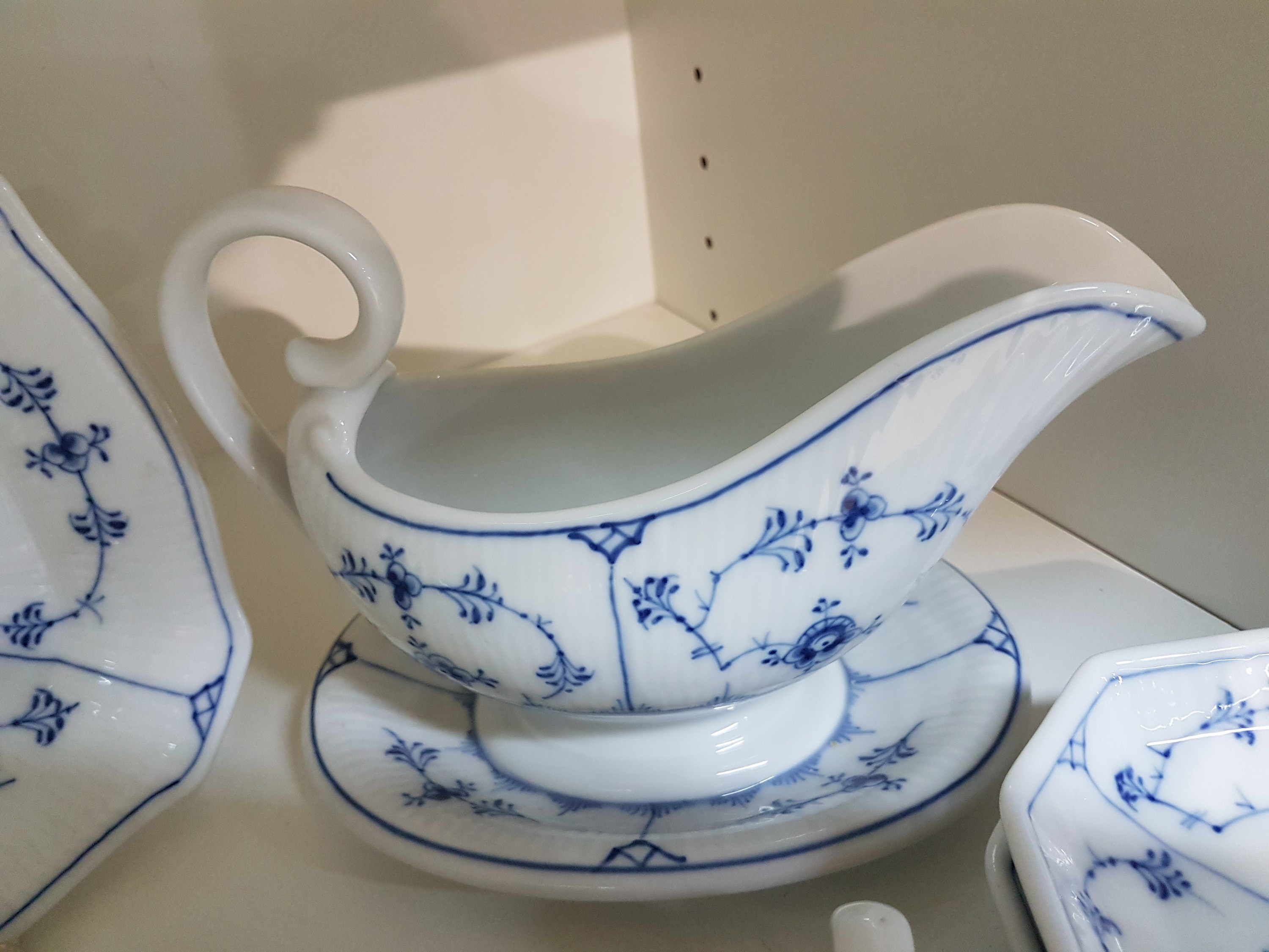 Detail d: 8 Serviceteile, Royal Copenhagen, Musselmalet, Porzellan, 3 Kuchenteller D.ca. 16,5 cm, Sauciere, kleine Gebäckschale ca. 20x17,5 cm., 2 kleine ...
