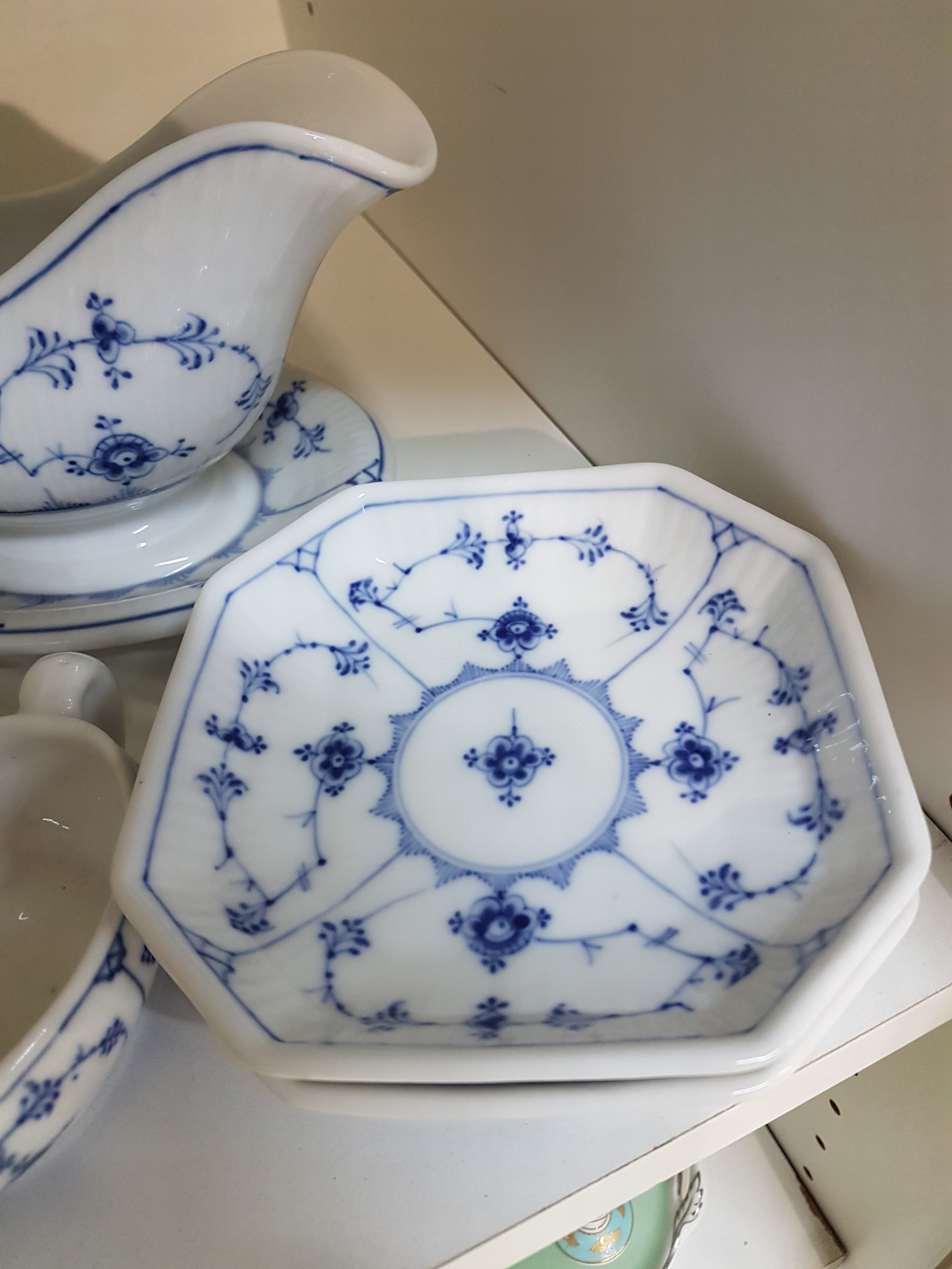 Detail e: 8 Serviceteile, Royal Copenhagen, Musselmalet, Porzellan, 3 Kuchenteller D.ca. 16,5 cm, Sauciere, kleine Gebäckschale ca. 20x17,5 cm., 2 kleine ...