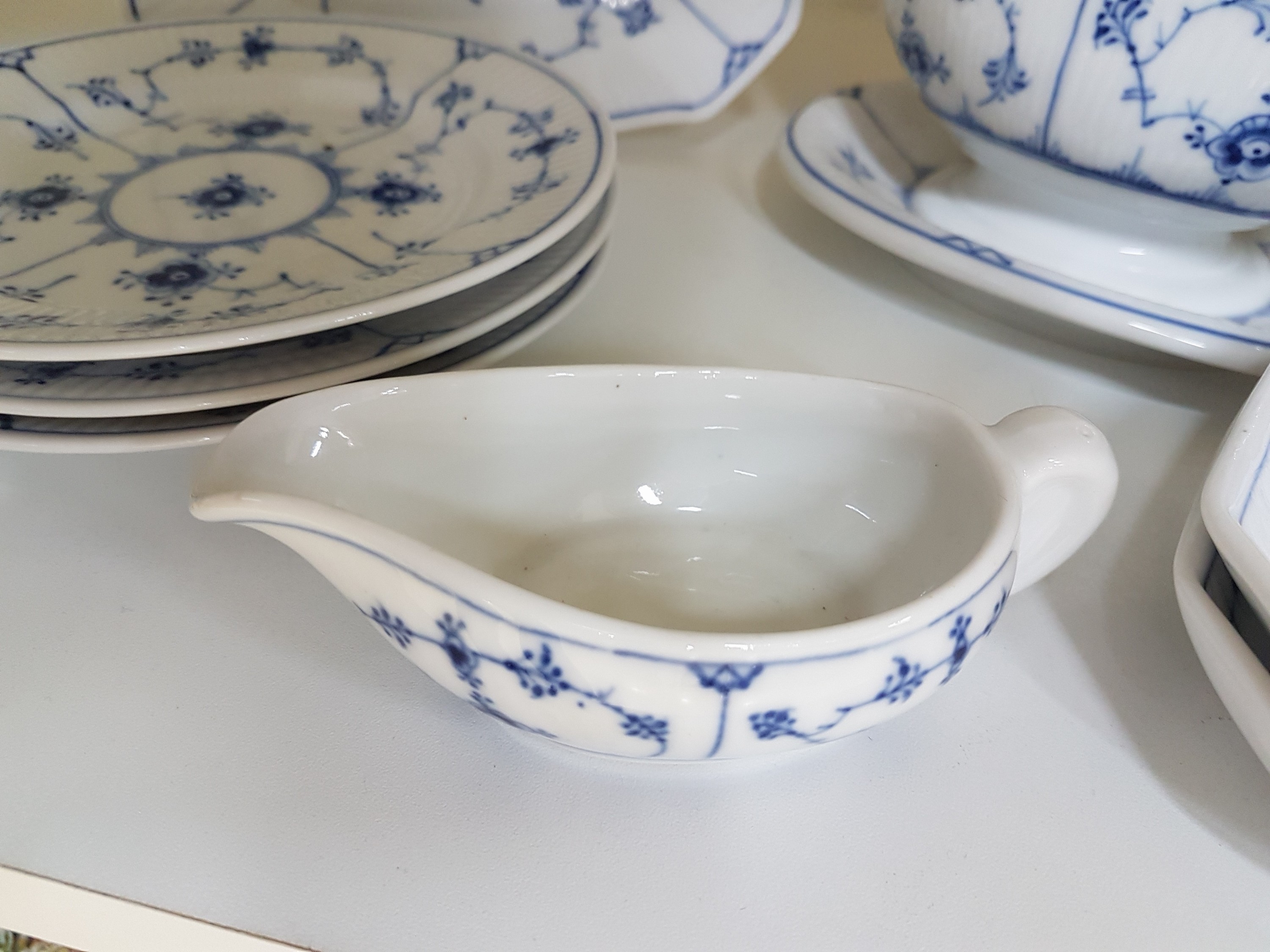 Detail f: 8 Serviceteile, Royal Copenhagen, Musselmalet, Porzellan, 3 Kuchenteller D.ca. 16,5 cm, Sauciere, kleine Gebäckschale ca. 20x17,5 cm., 2 kleine ...