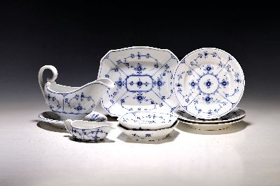 Image 8 Serviceteile, Royal Copenhagen, Musselmalet, Porzellan, 3 Kuchenteller D.ca. 16,5 cm, ...