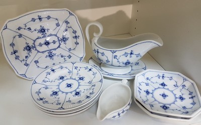 27064099a - 8 Serviceteile, Royal Copenhagen, Musselmalet, Porzellan, 3 Kuchenteller D.ca. 16,5 cm, ...