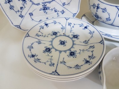 27064099b - 8 Serviceteile, Royal Copenhagen, Musselmalet, Porzellan, 3 Kuchenteller D.ca. 16,5 cm, ...