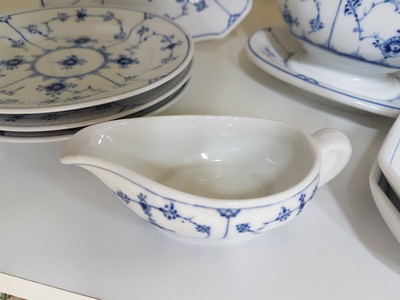 27064099f - 8 Serviceteile, Royal Copenhagen, Musselmalet, Porzellan, 3 Kuchenteller D.ca. 16,5 cm, ...