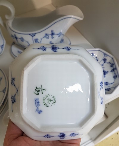 27064099g - 8 Serviceteile, Royal Copenhagen, Musselmalet, Porzellan, 3 Kuchenteller D.ca. 16,5 cm, ...