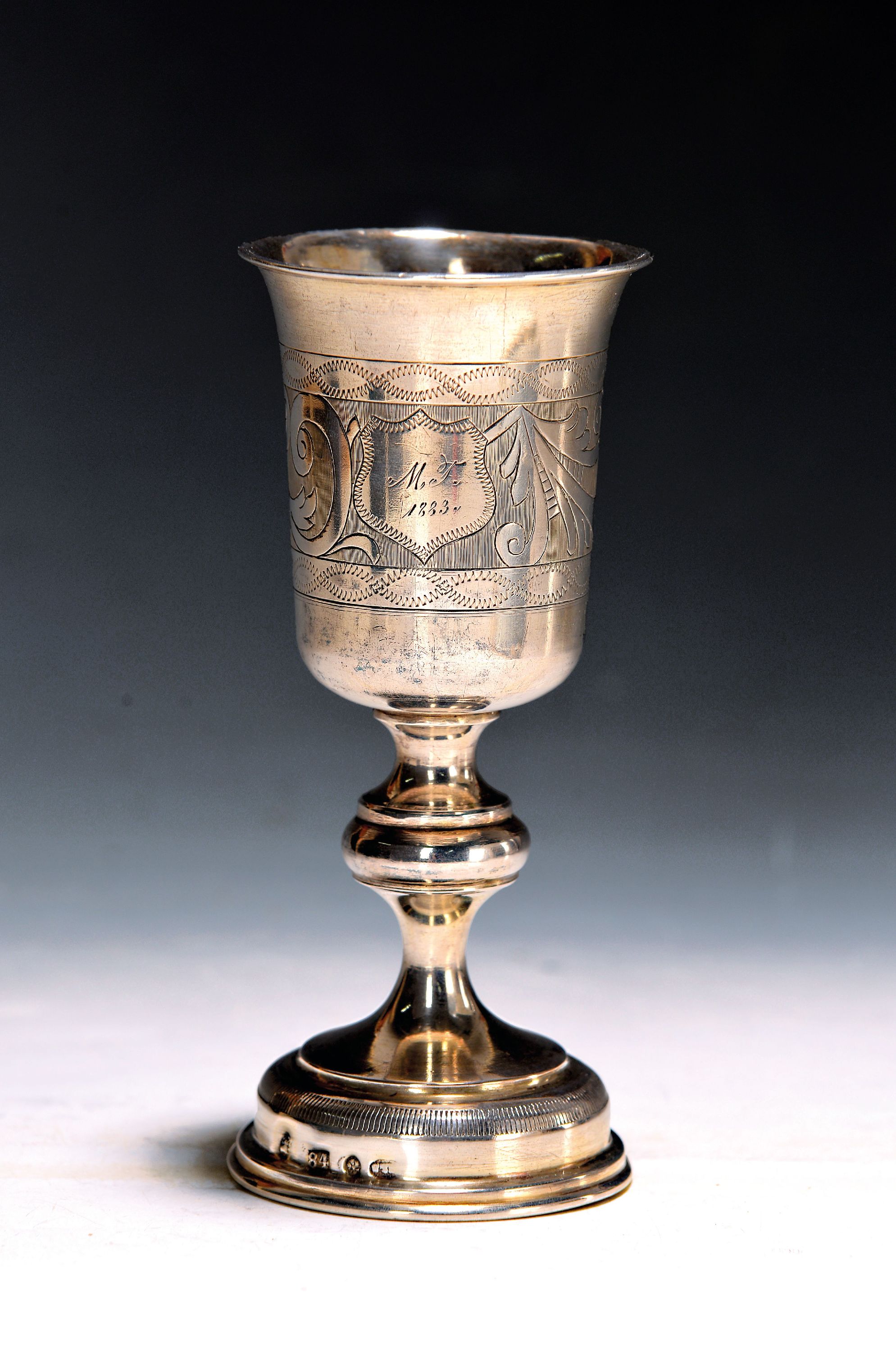 Silberpokal, Russland, um 1800, 84 Zolotniki, floraler Gravurdekor, innen vergoldeter Kelch, Kartusche graviert "M.T. 1883", 127g, H. 15cm