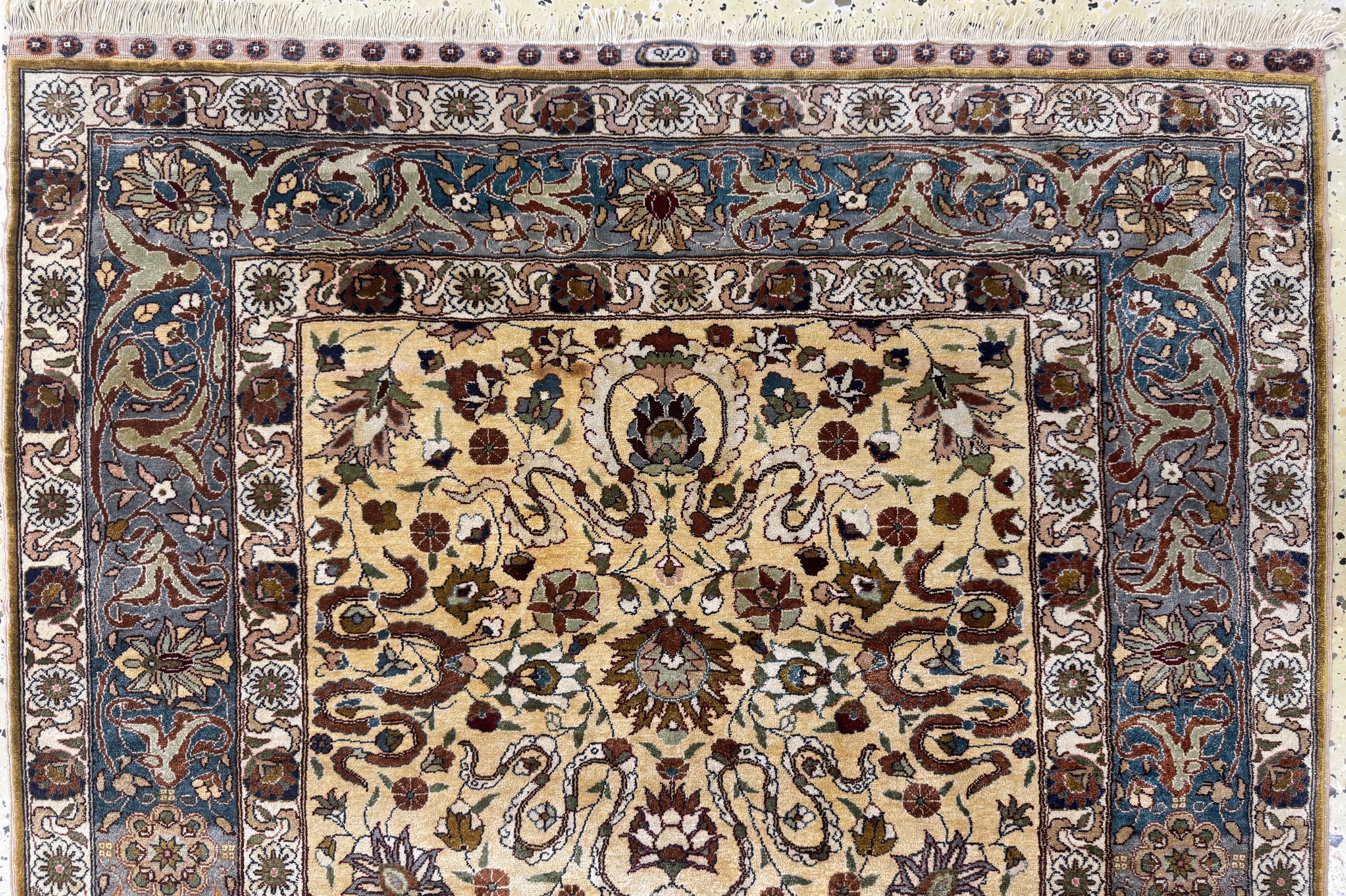 Detail a: Hereke Seide fein, sign., Türkei, Mitte 20.Jhd, reine Naturseide, ca. 139 x 95 cm, EHZ: 2, Flecken